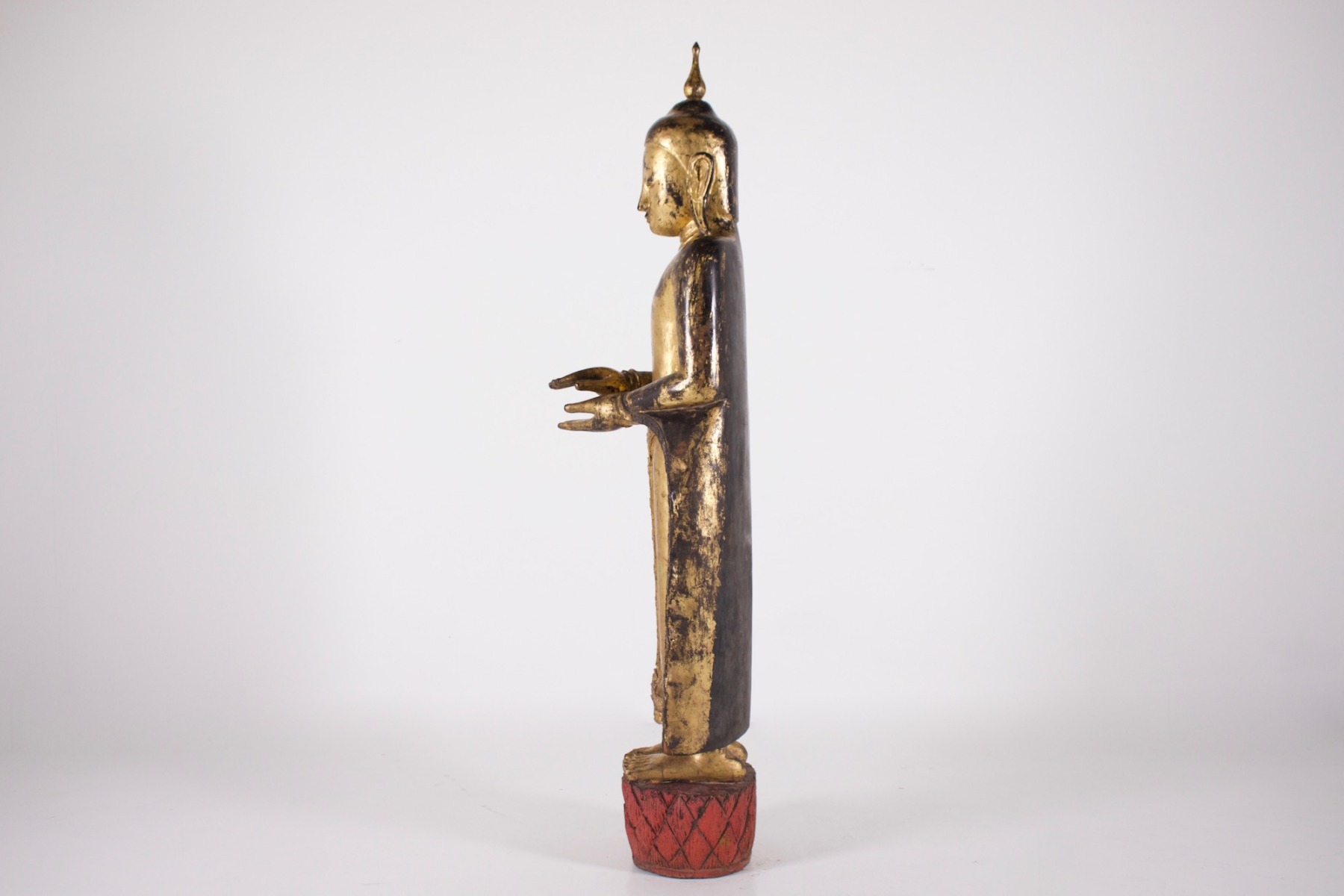 Ancien grand bouddha debout du Myanmar en bois doré de la collection Claude de Marteau vu de profil gauche