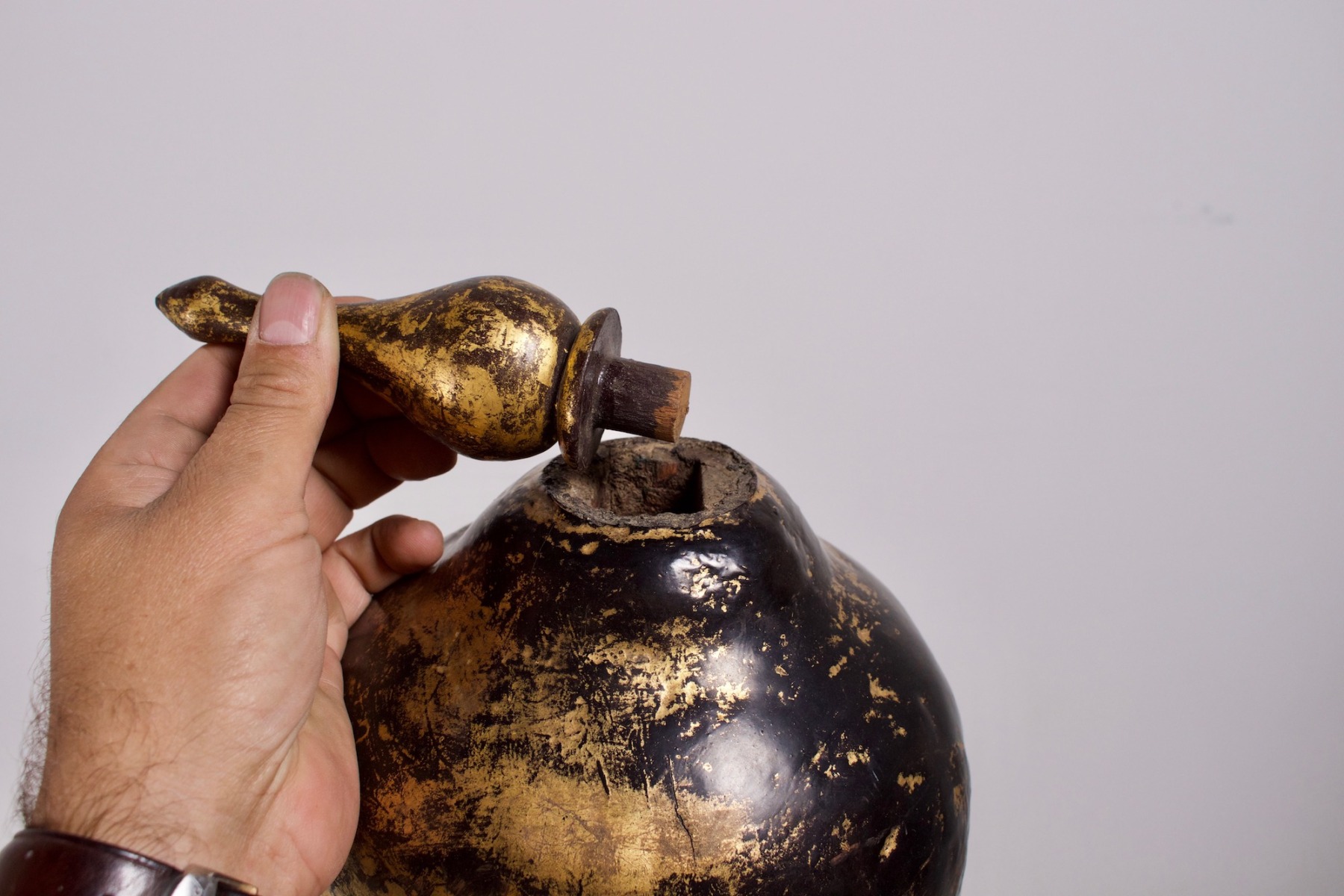 Ancien grand bouddha debout du Myanmar en bois doré détail flamme et ushnisha