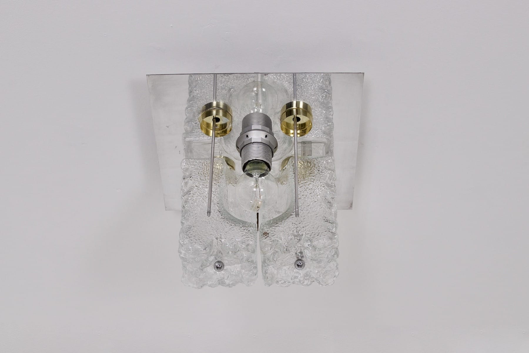 Le système de fixation des verres du plafonnier Ice Glass