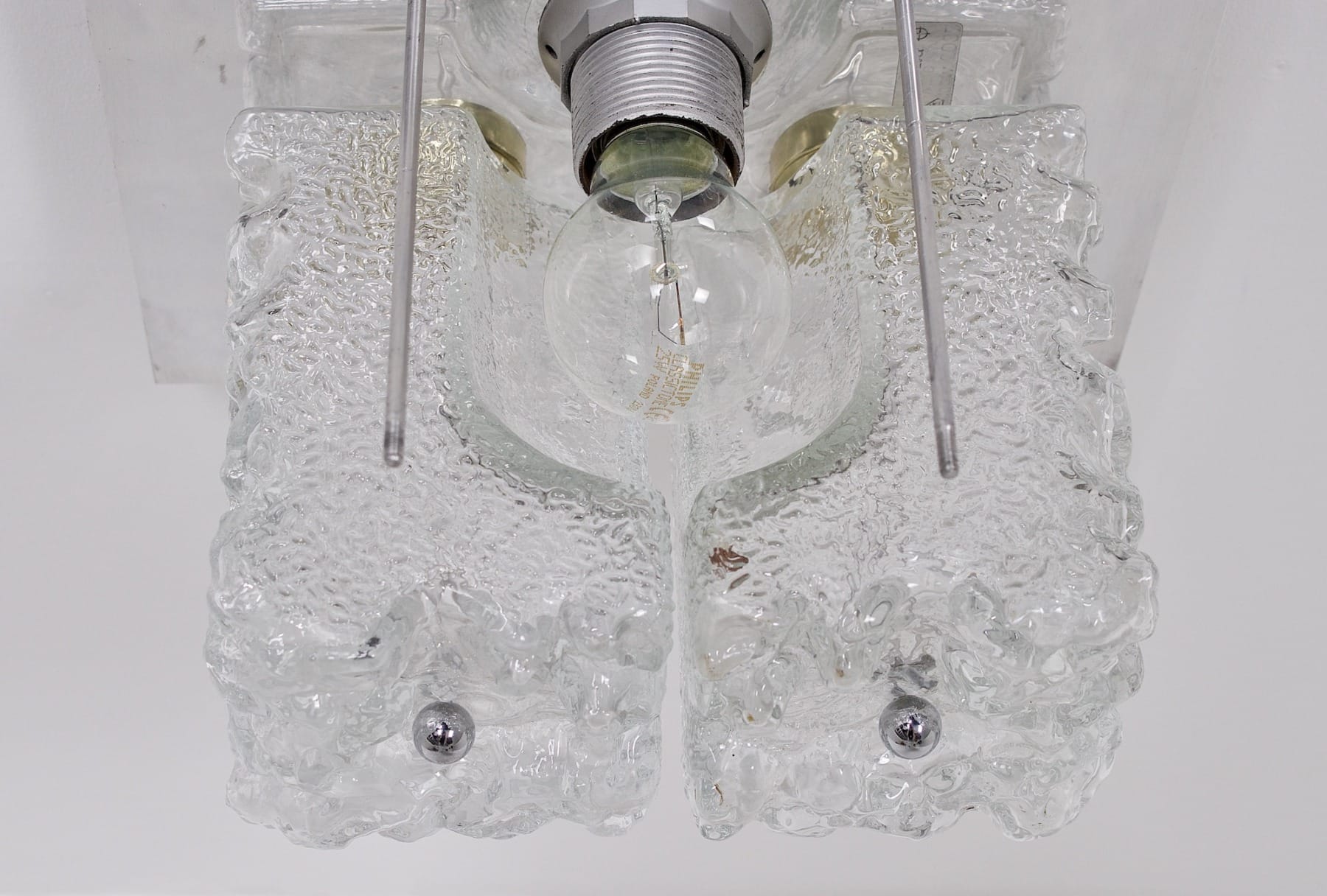 Le système de fixation des verres du plafonnier Ice Glass