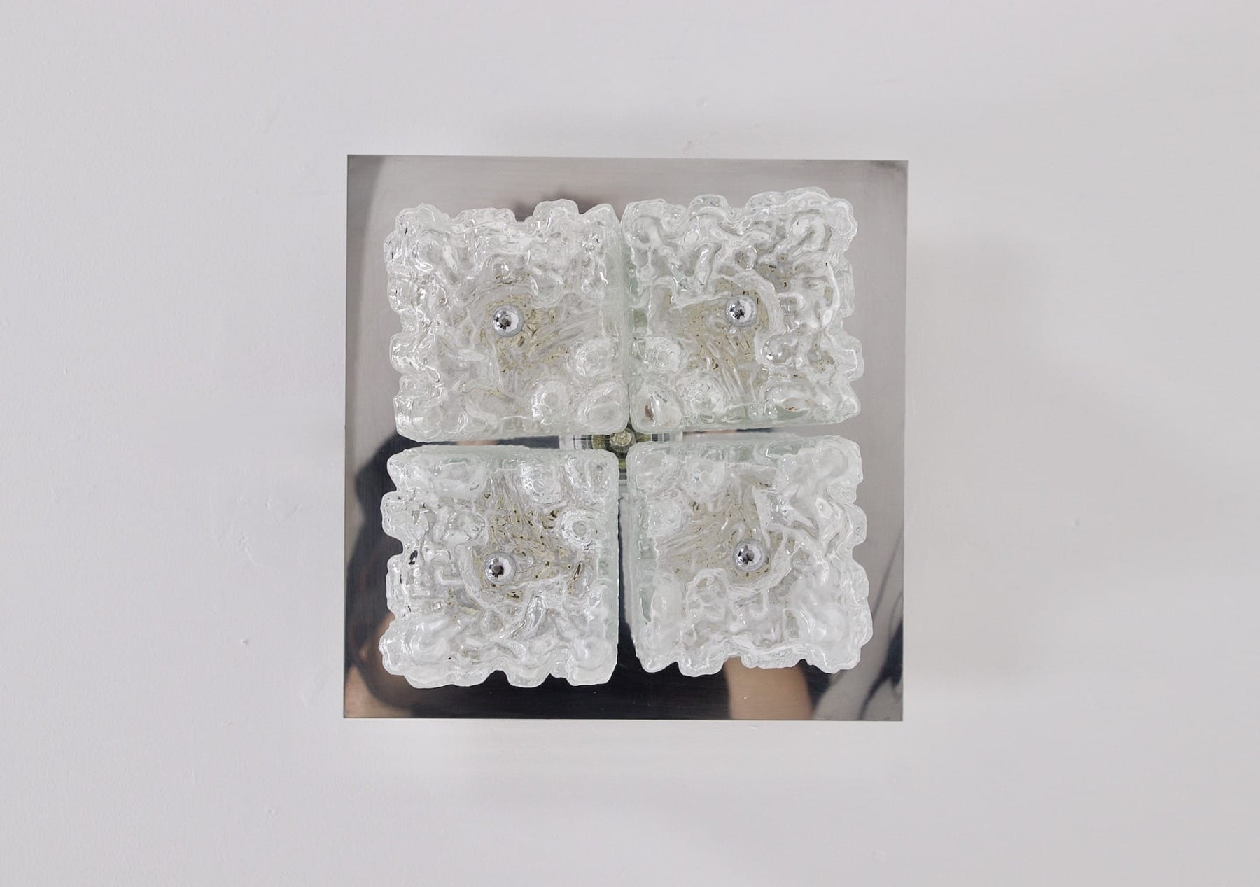 Le luminaire de plafond éteint vue du dessous