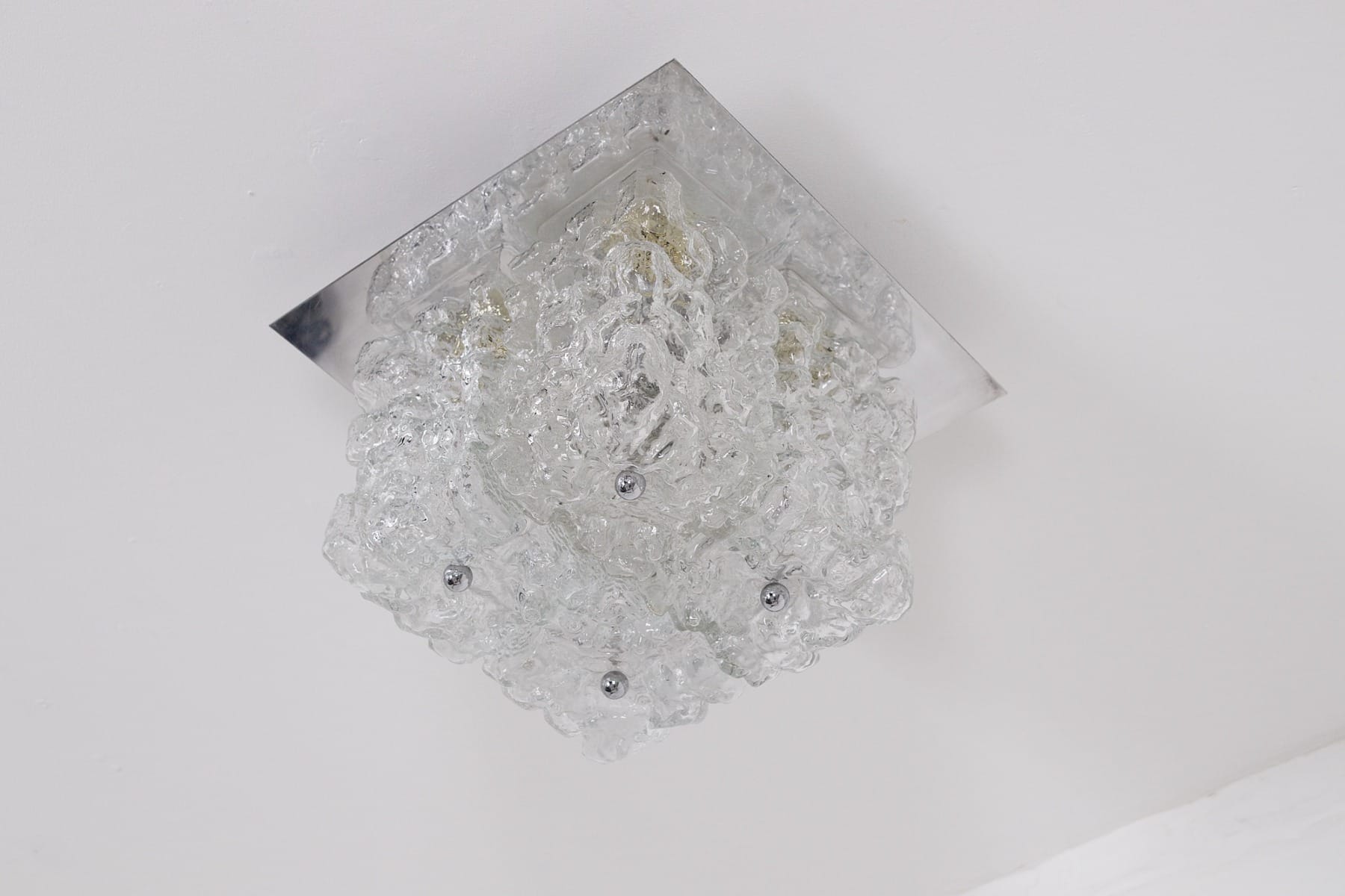 Le plafonnier en verre Ice Glass éteint, vue contre-plongée