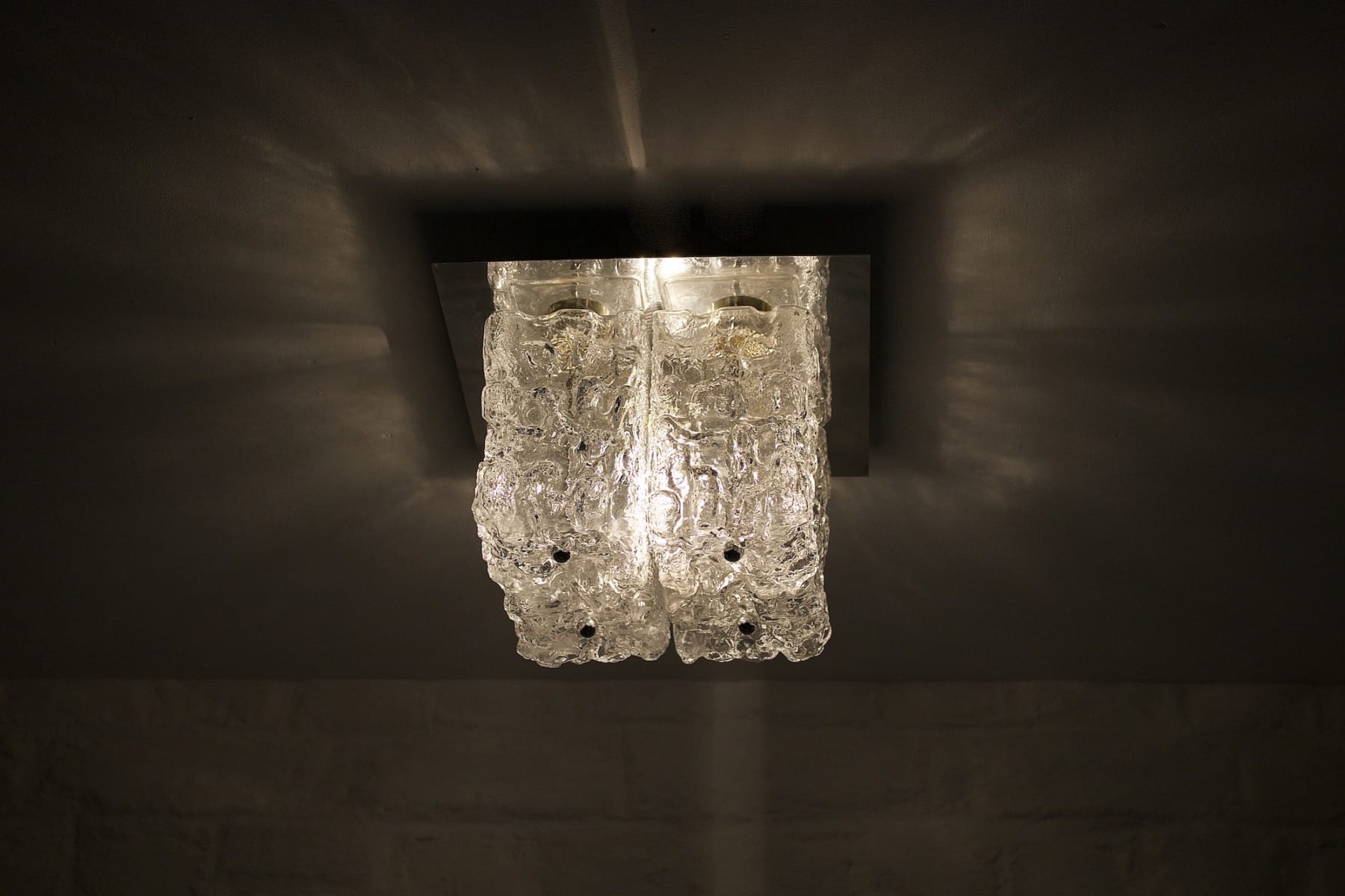 La lampe de plafond éclairée, de face