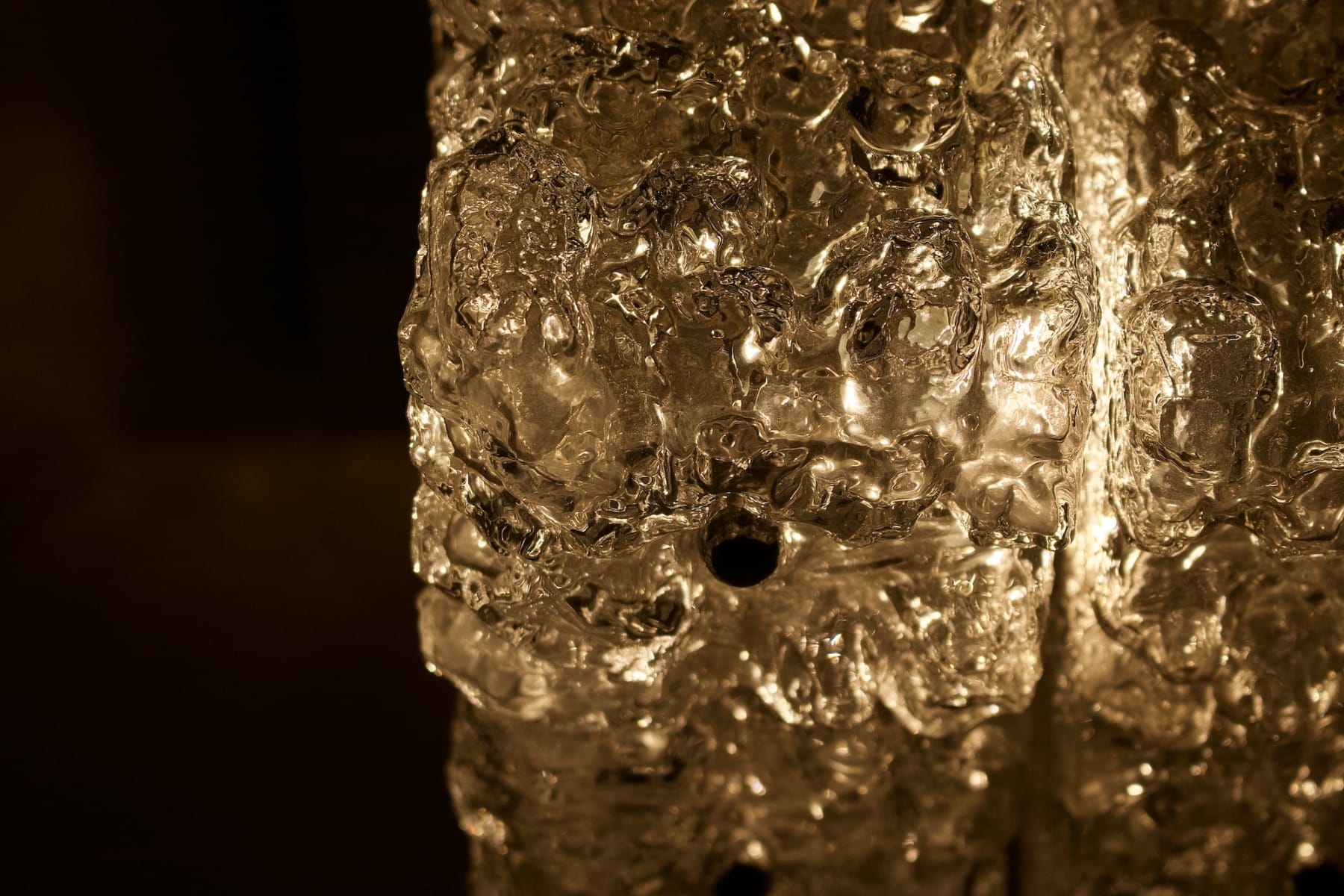 Un détail du verre éclairé du plafonnier Ice Glass