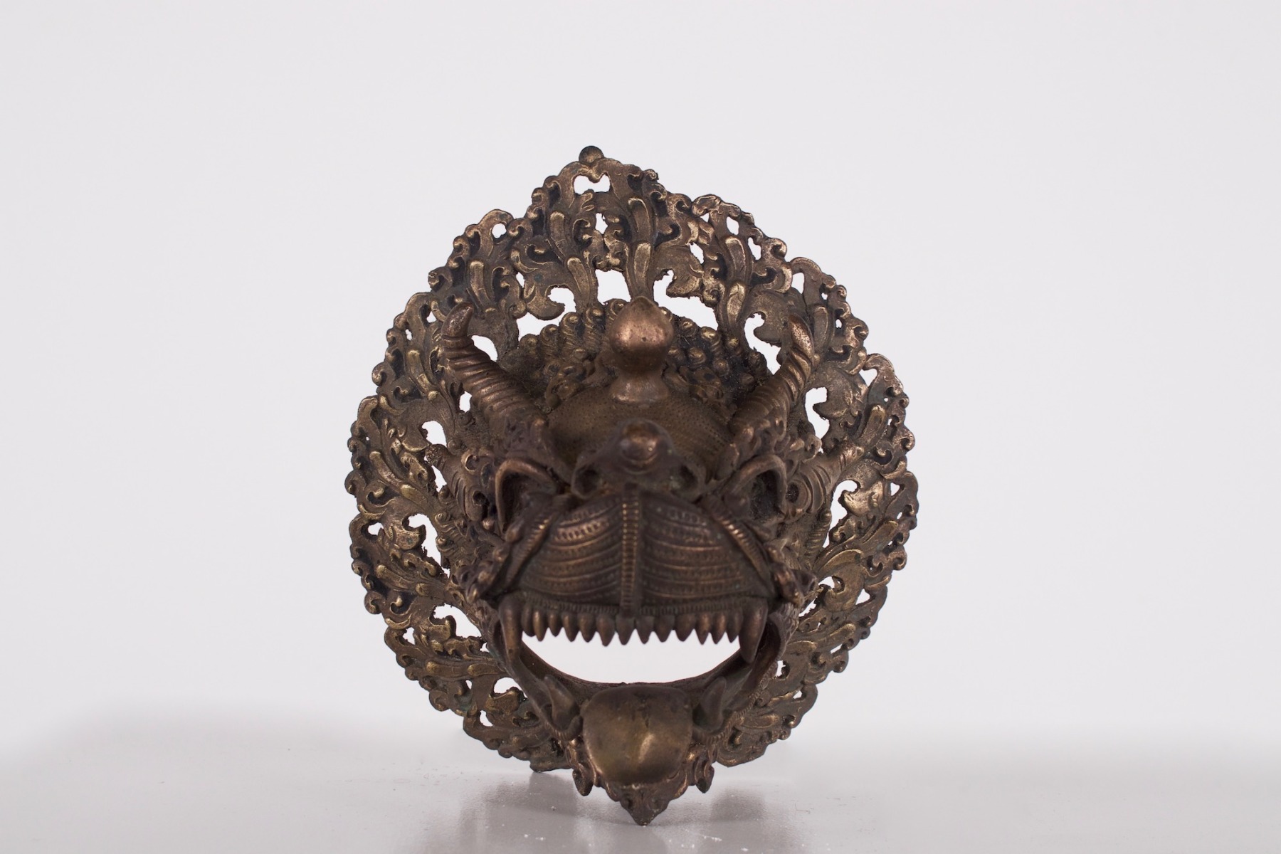 Ancien brûle parfum mural en bronze au dragon du Népal vu de face