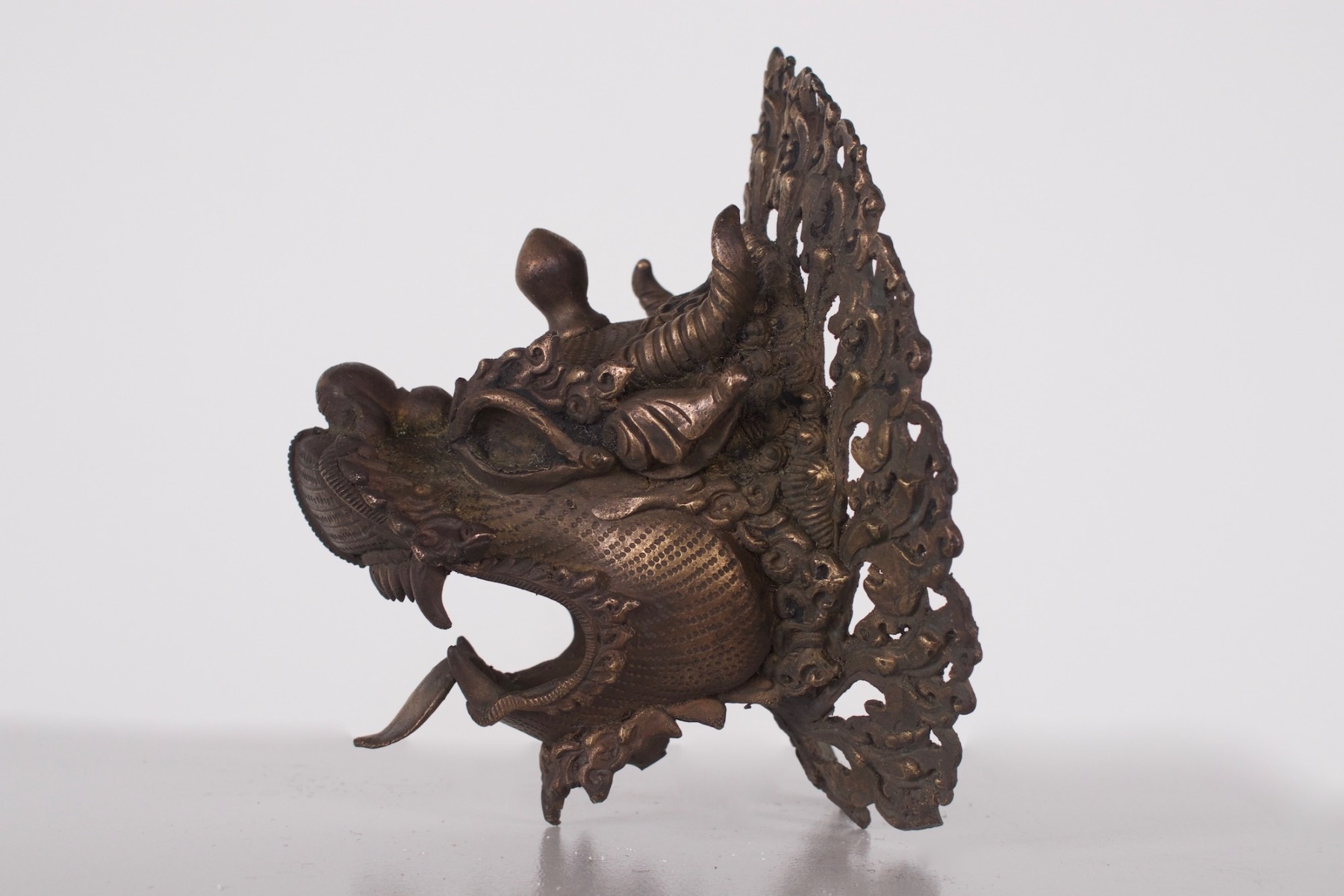 Ancien brûle parfum mural en bronze au dragon du Népal vu de profil droit