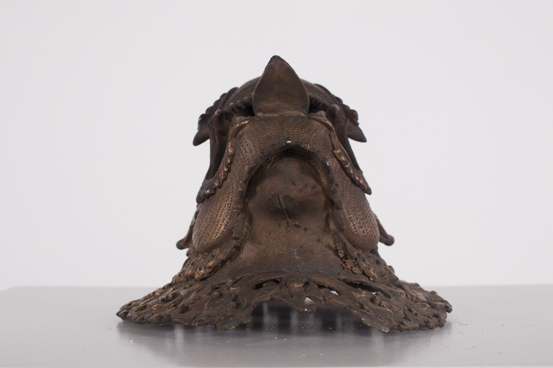 Ancien brûle parfum mural en bronze au dragon du Népal vu de dessous