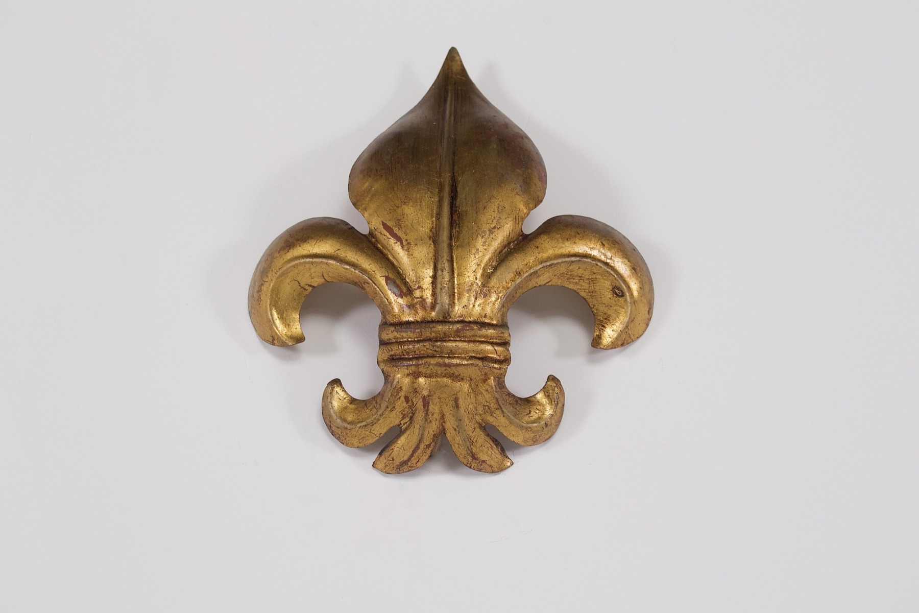 Lampe murale en fer forgé doré, éteinte, vue contre-plongée