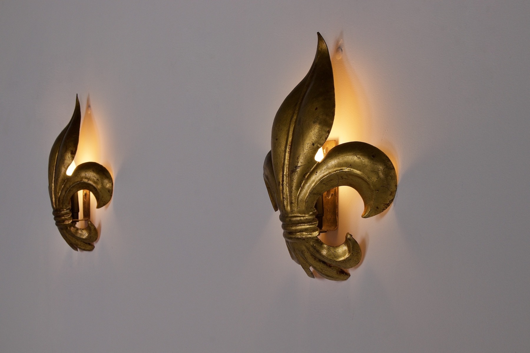 Les lampes en fer forgé doré de profil et éclairée