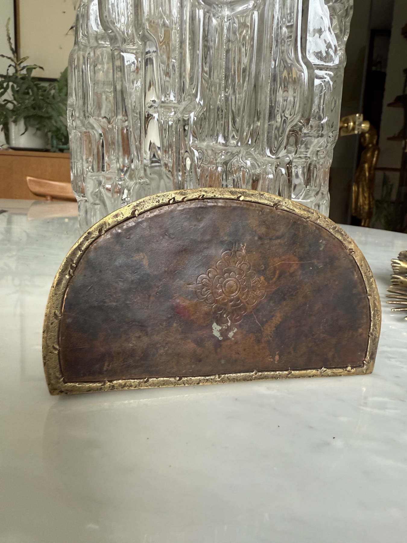 La base du bronze est scellée par une palque de cuivre marquée d'un double vajra.