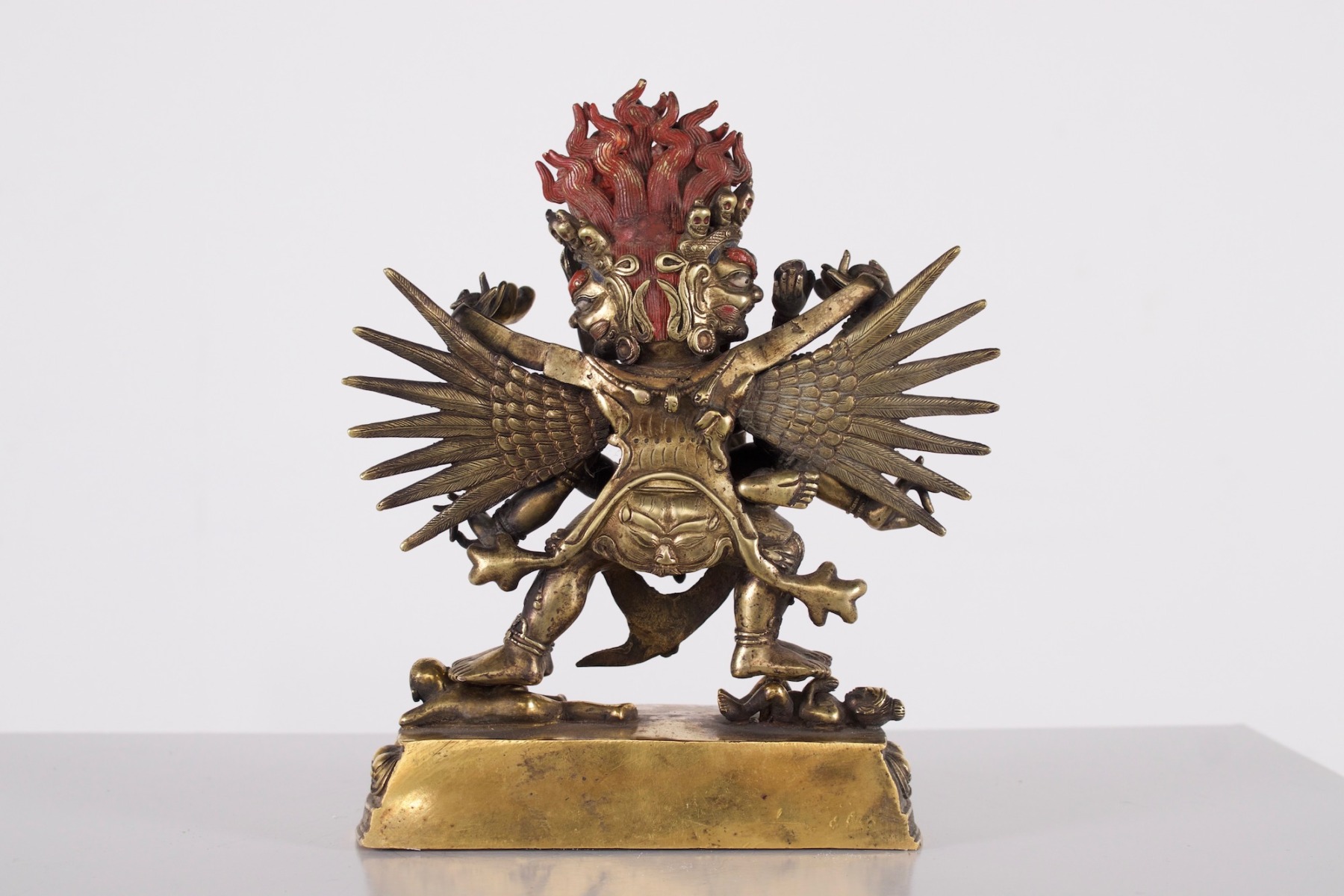 Bronze tibétain ancien d'Hayagriva en yab-yum avec sa parèdre Nairatmya vu de dos
