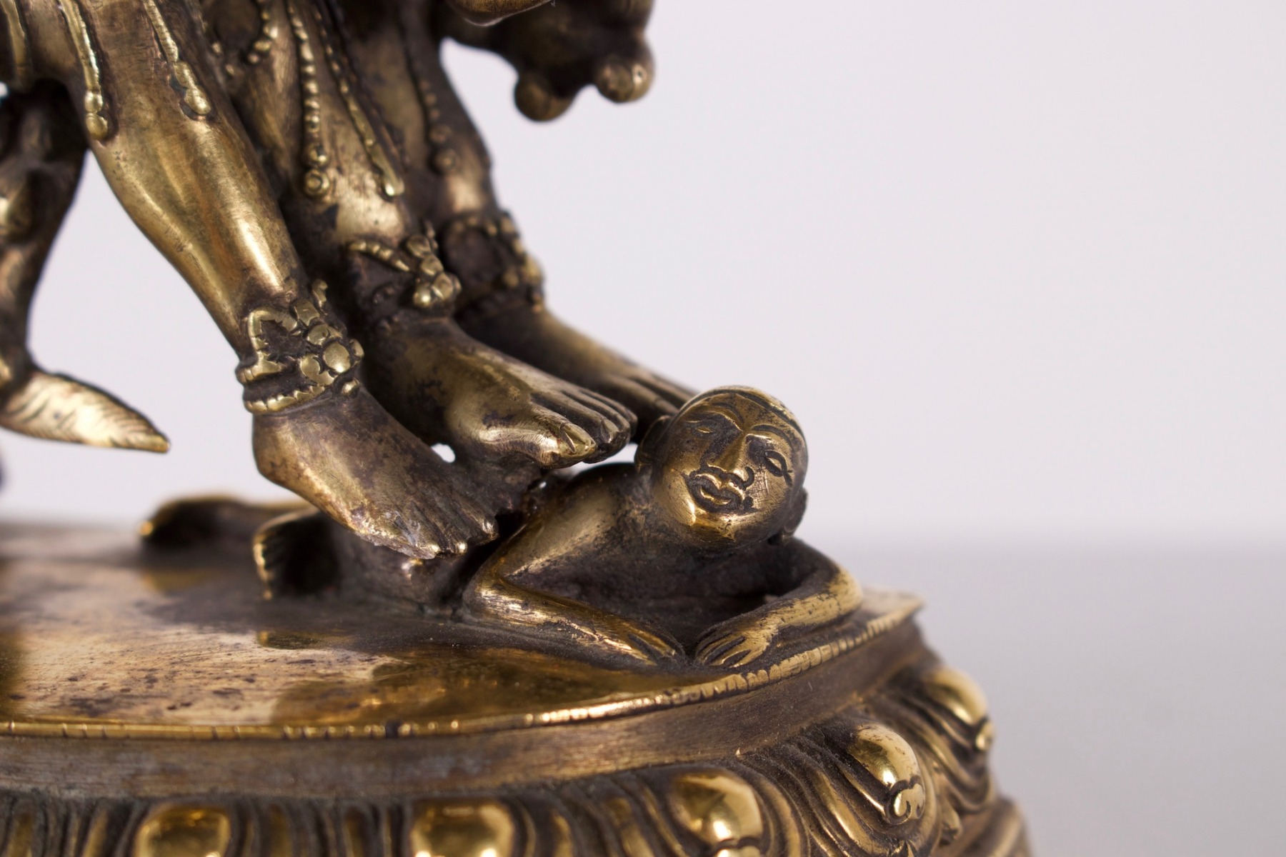 Bronze ancien Hayagriva du Tibet détail des personnages de la base en lotus.