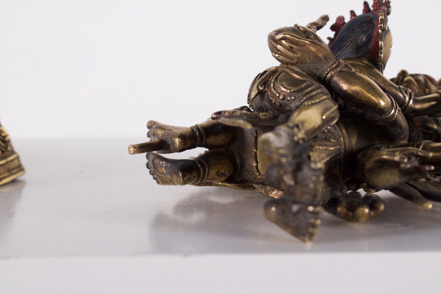 Bronze ancien Hayagriva du Tibet détail des fixations sous ses pieds.