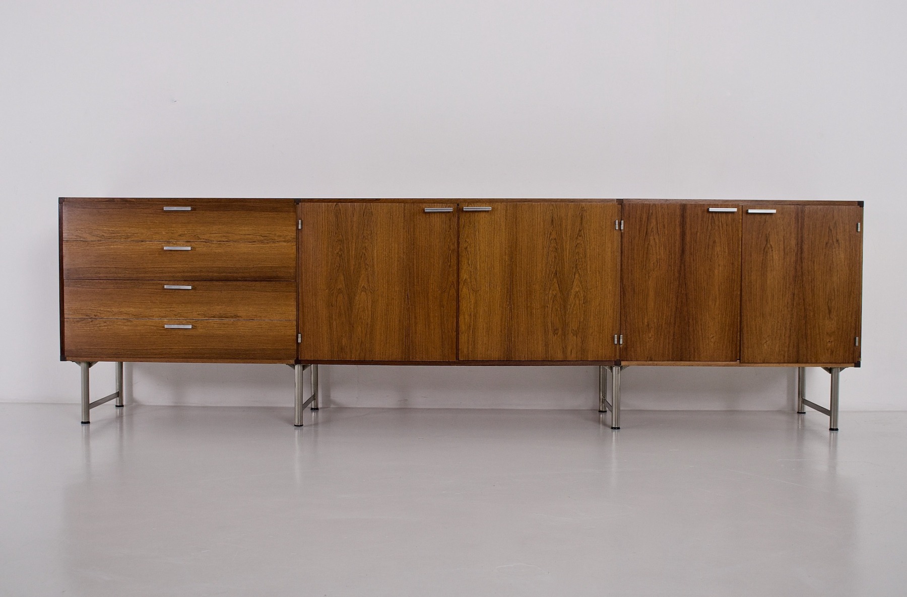 Enfilade en palissandre de Cees Braakman pour Pastoe, de face