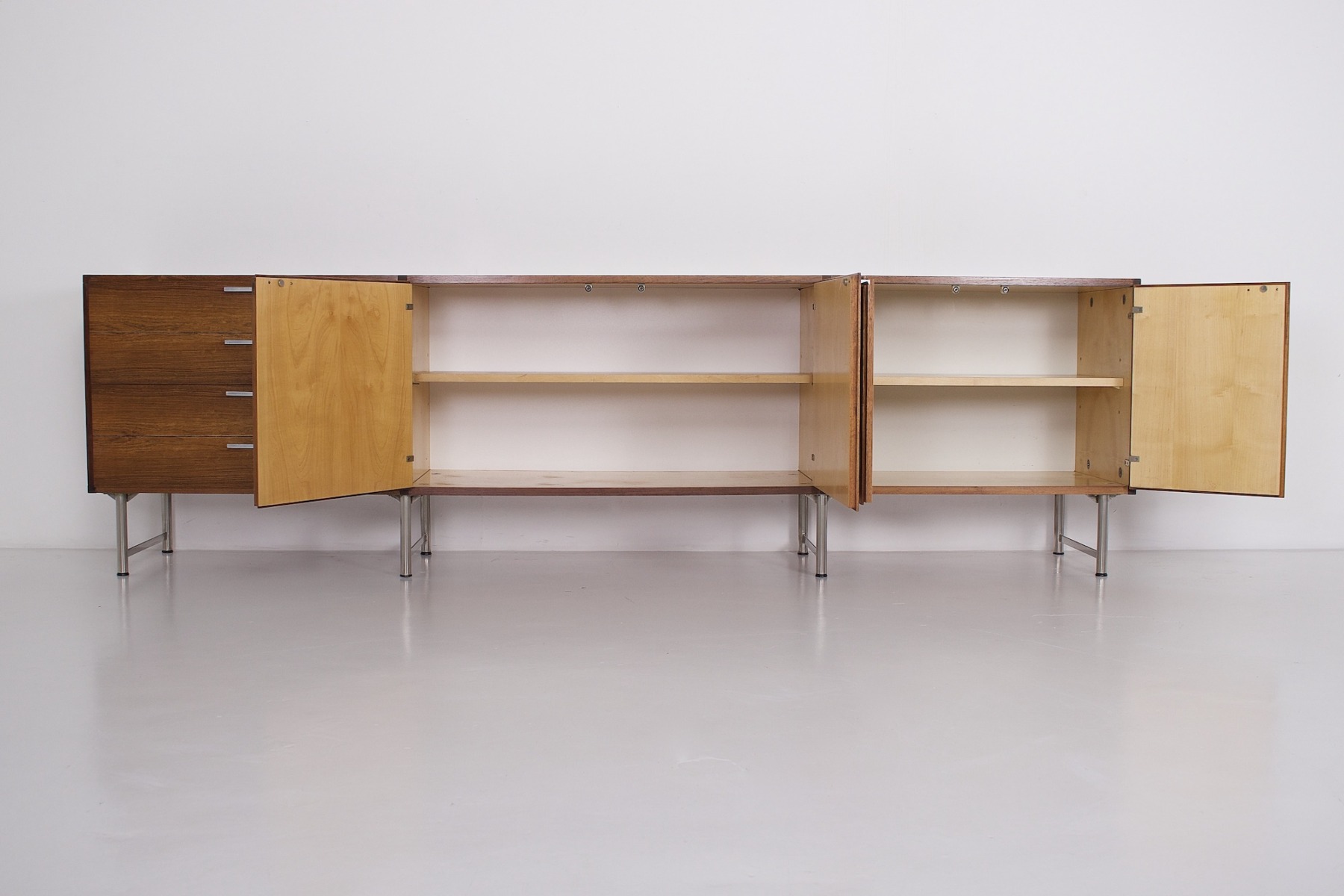 Les portes ouvertes de l'enfilade en palissandre de Cees Braakman pour Pastoe