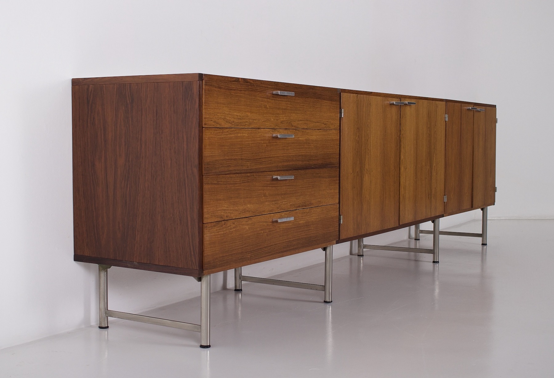 Le profil droit de l'enfilade en palissandre de Cees Braakman pour Pastoe