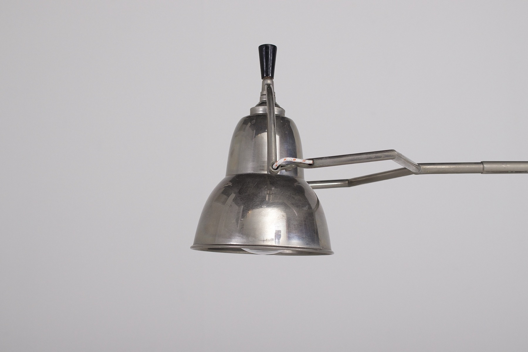 Le réflecteur de la lampe Edouard Wilfrid Buquet est orientable