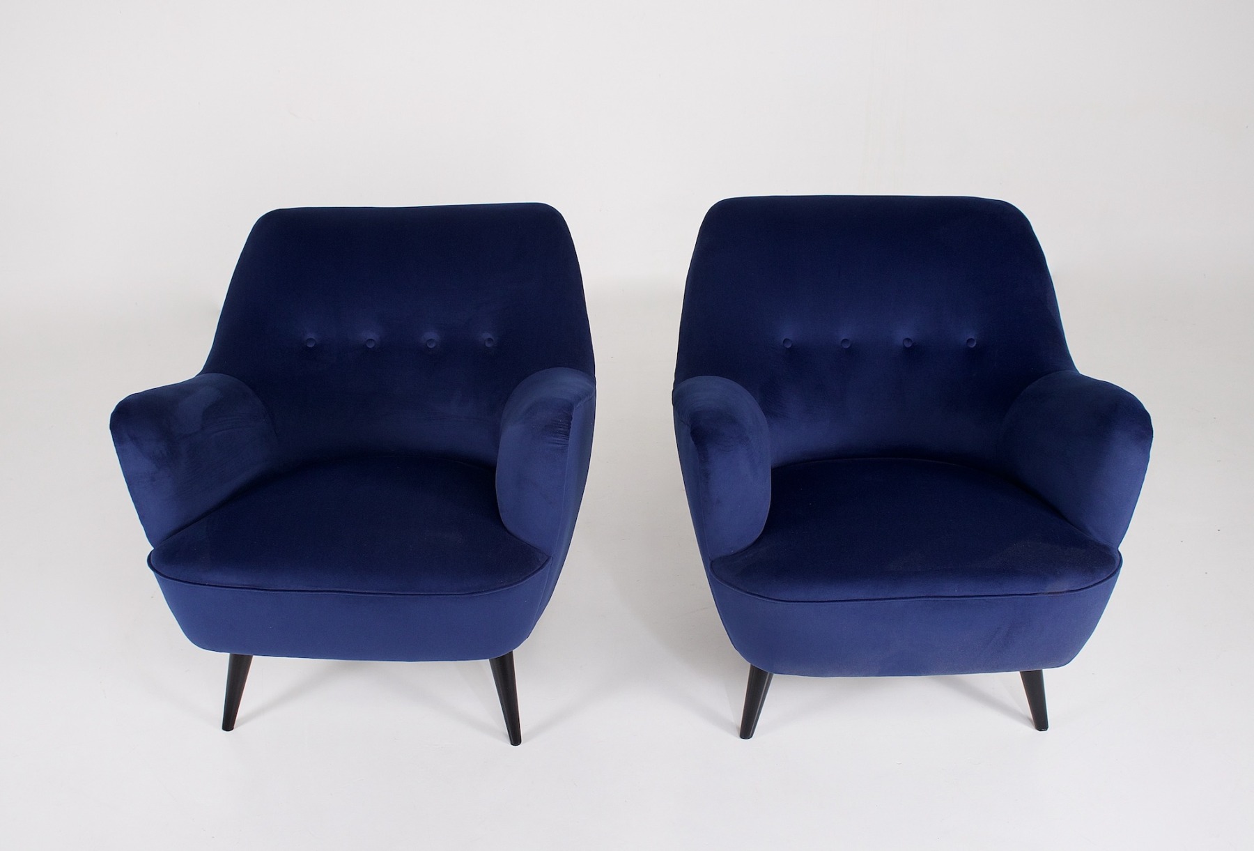 Paire de fauteuils Italiens en velours bleu, des face