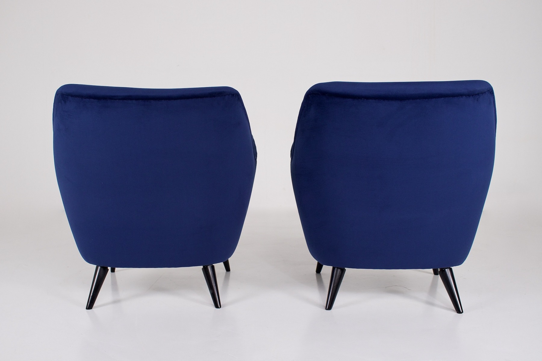Paire de fauteuils Italiens en velours bleu, de dos
