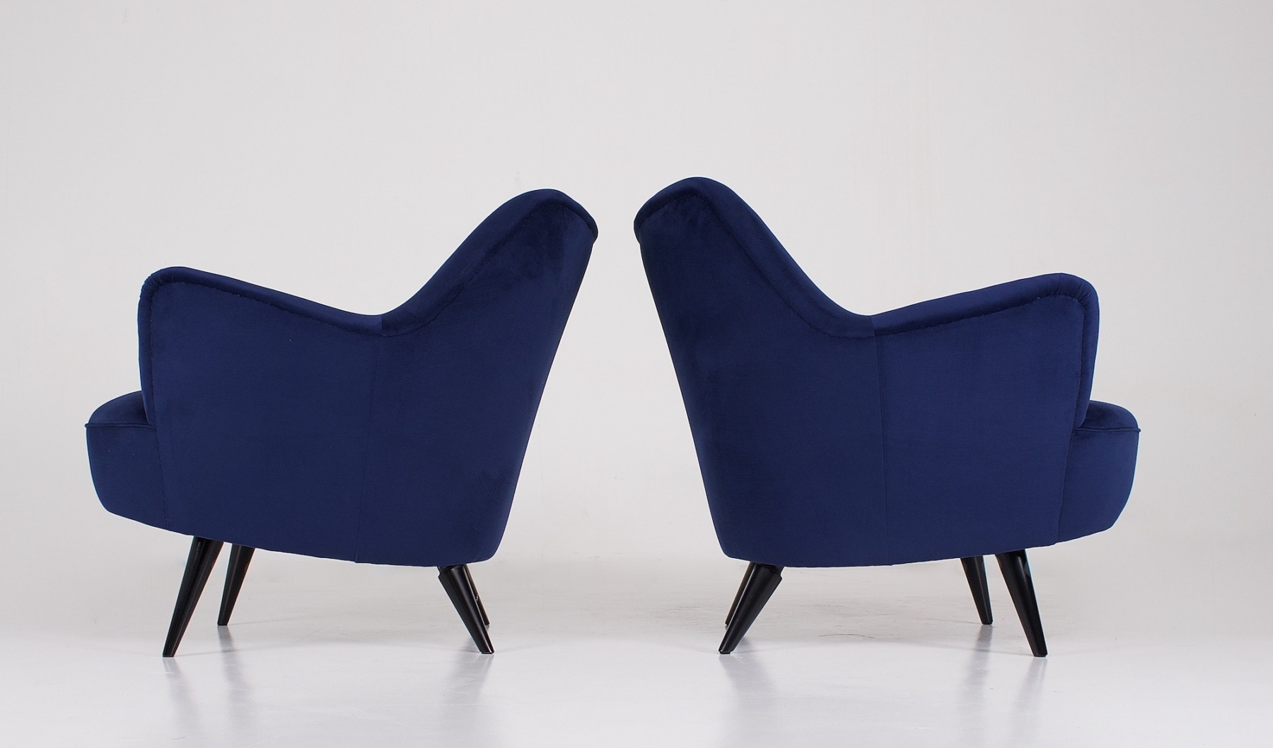 Paire de fauteuils Italiens en velours bleu, de profil