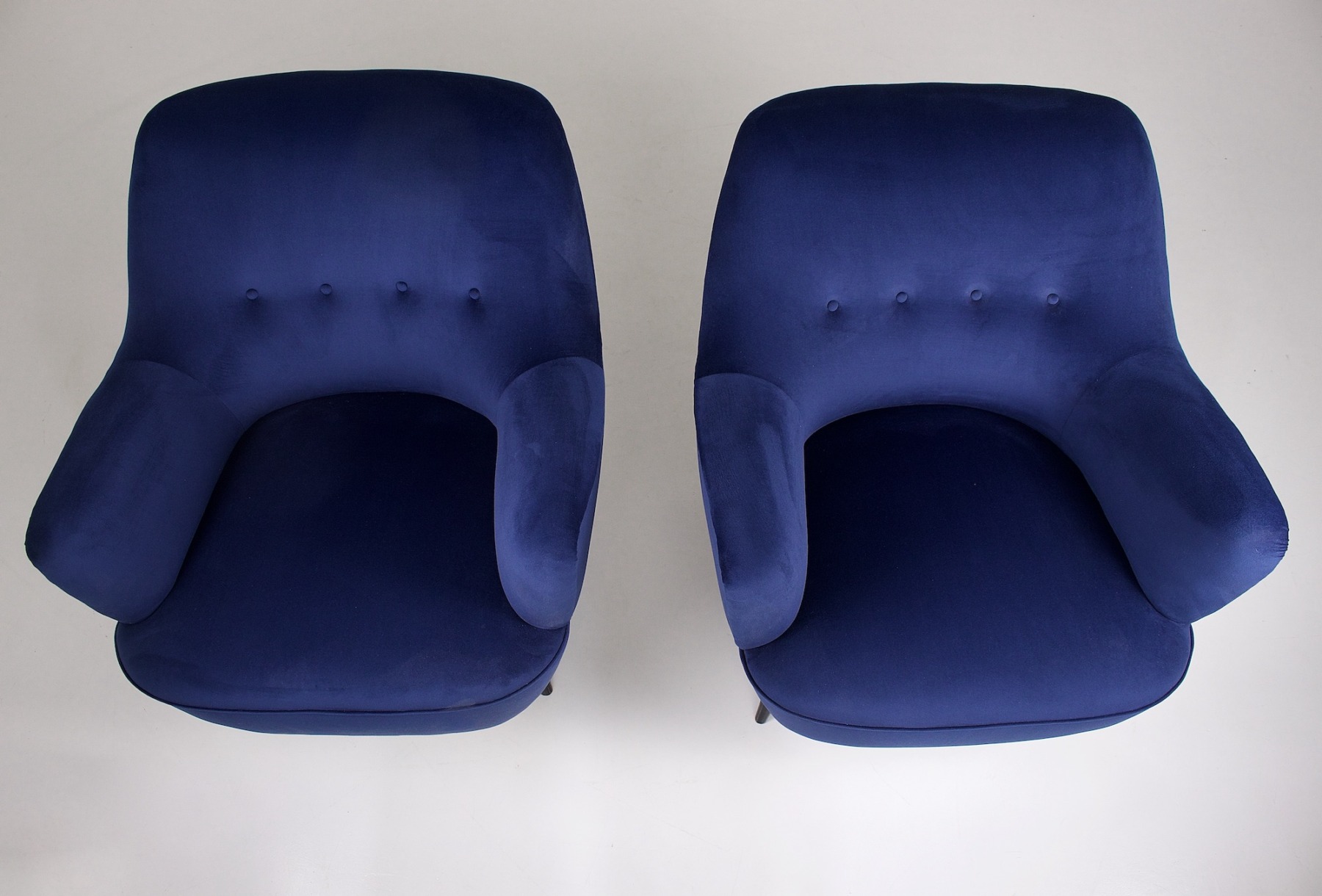 une vue des assises des fauteuils Italiens en velours bleu