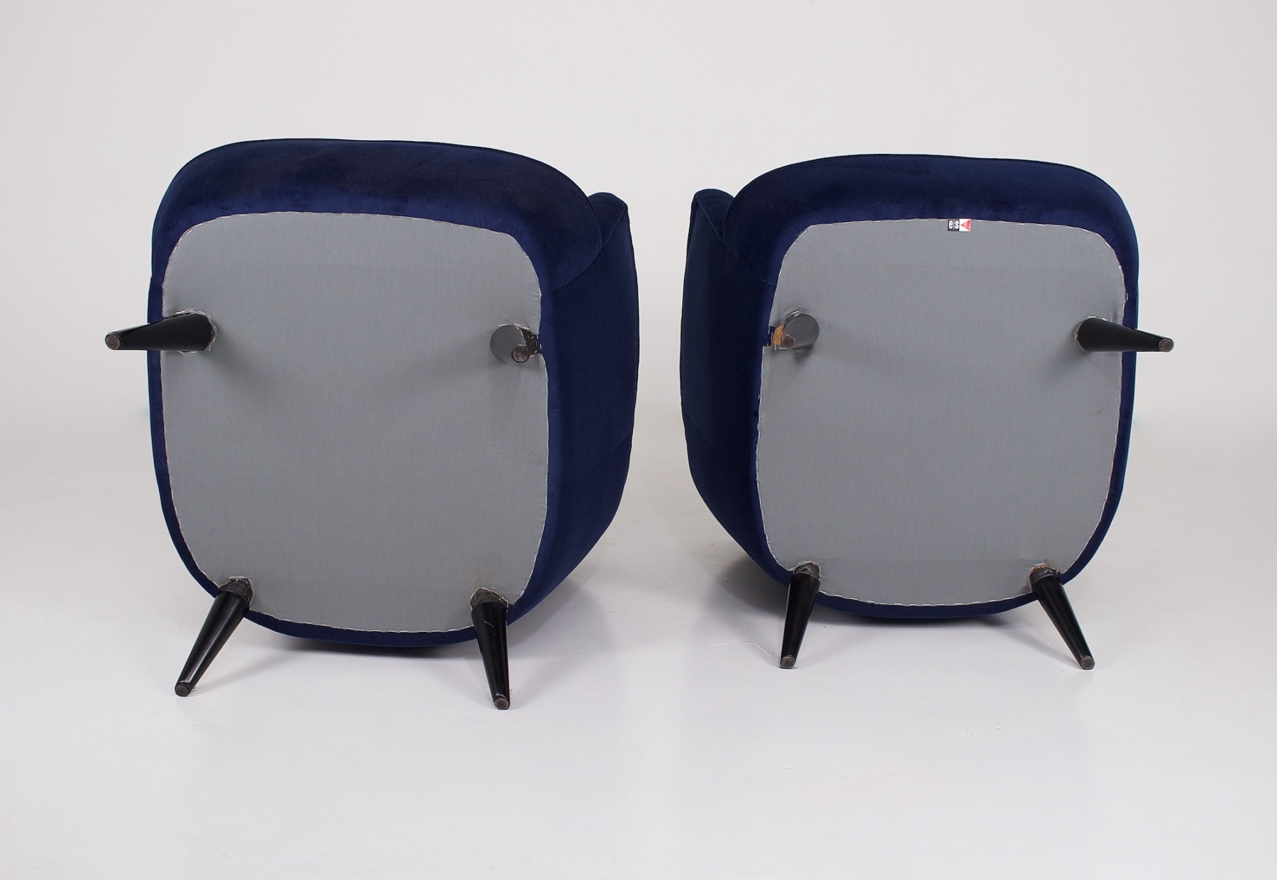 une vue du dessous des fauteuils Italiens en velours bleu