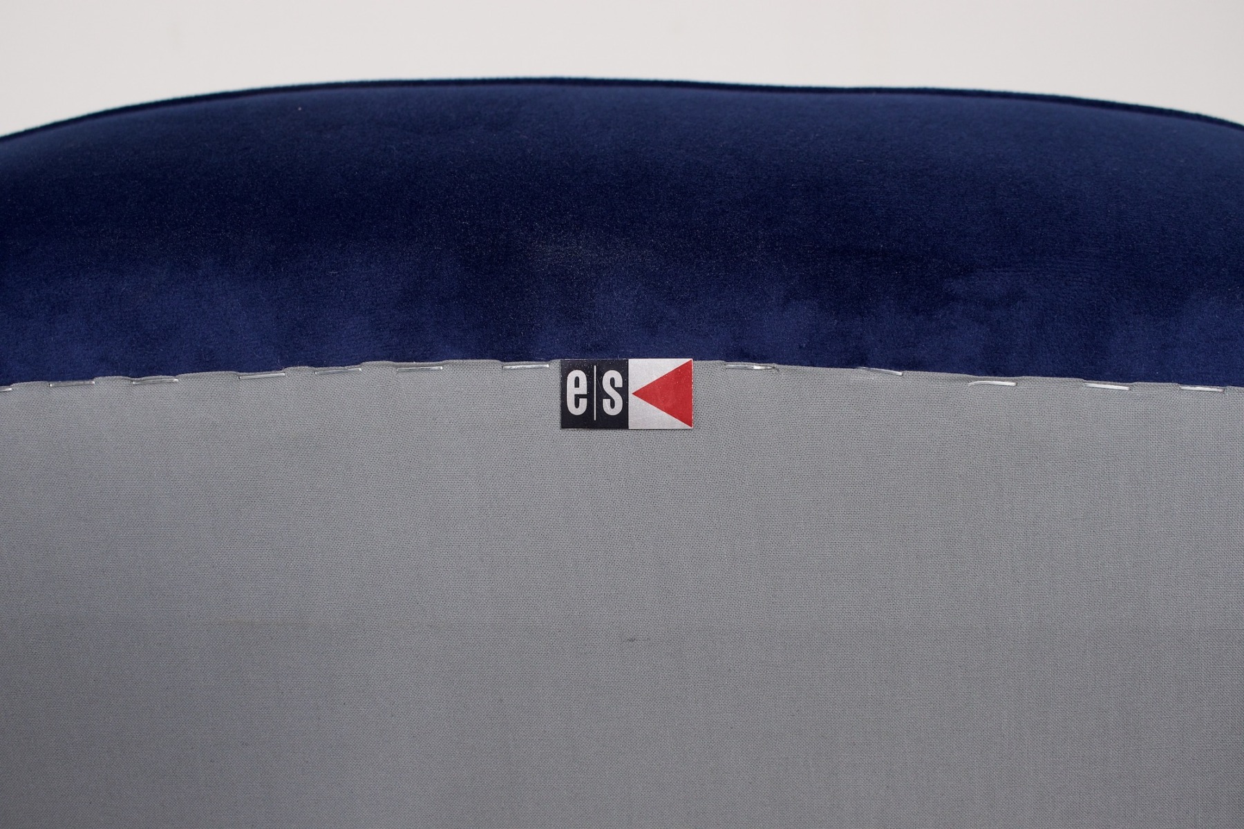 L'étiquette de l'éditeur des fauteuils Italiens en velours bleu