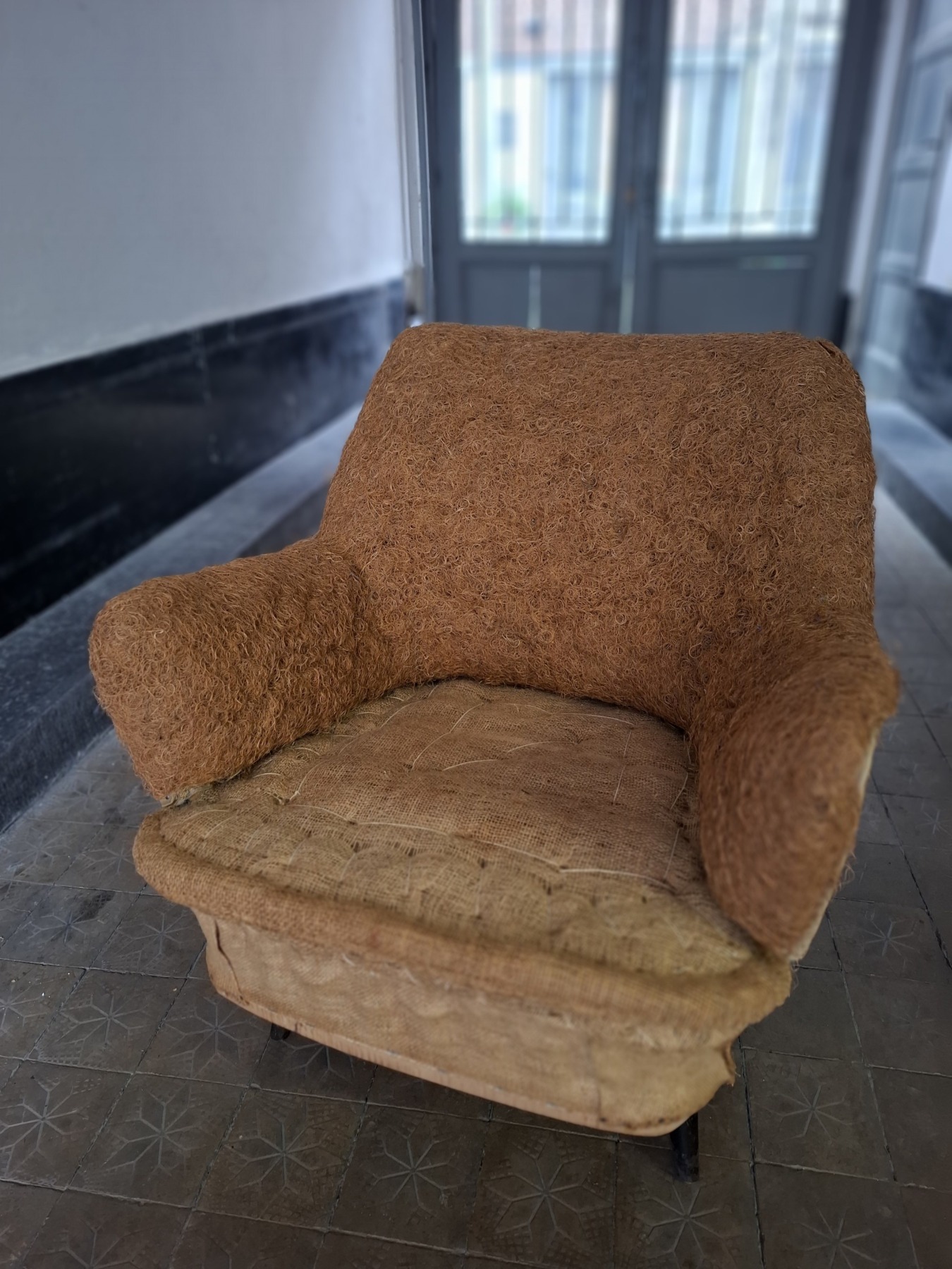 Authentique fauteuil des années 1950 réalisé à l'ancien en crin.