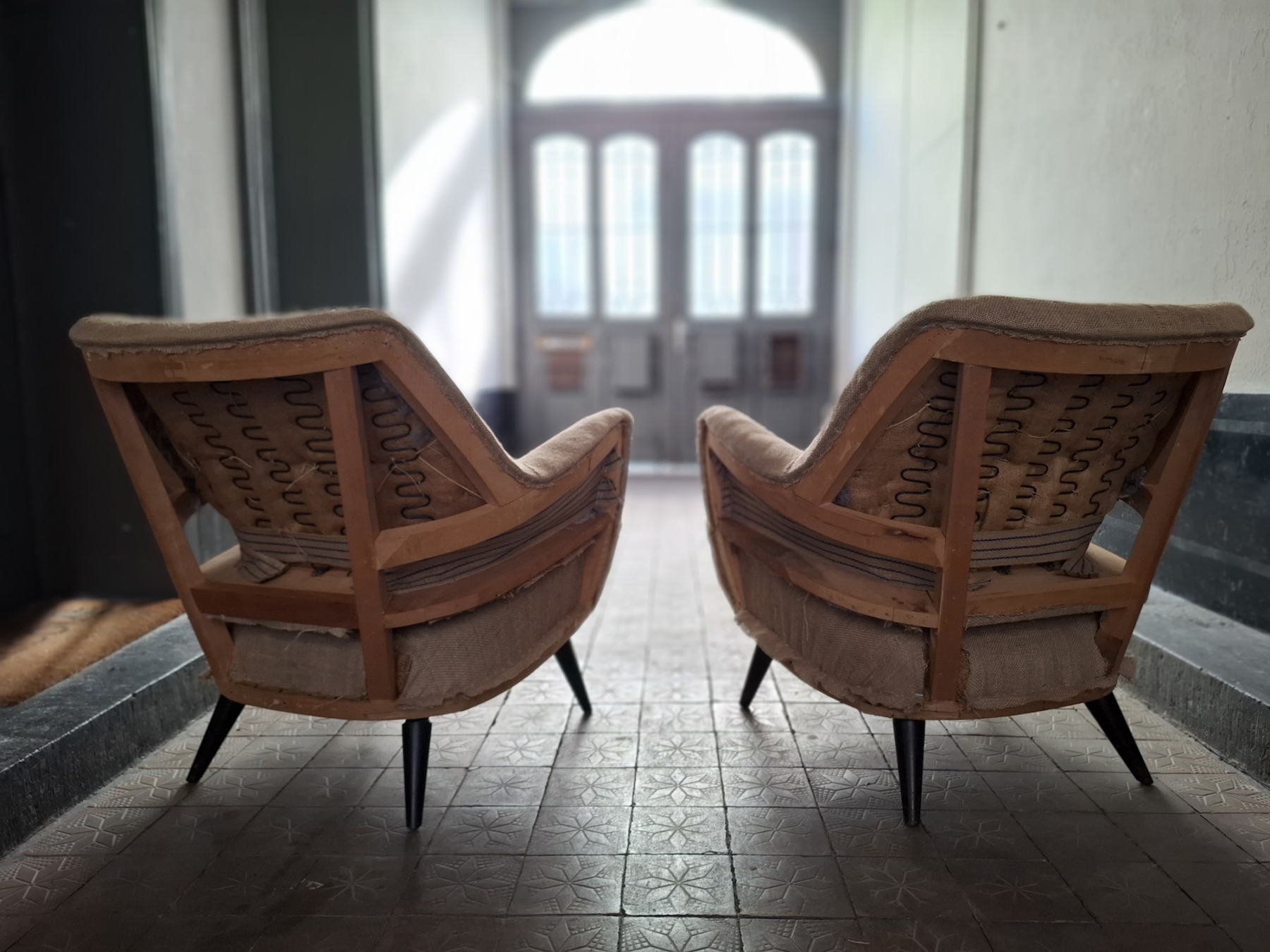 Authentique paire de fauteuils en jute et crin des années 1950, vus de dos.