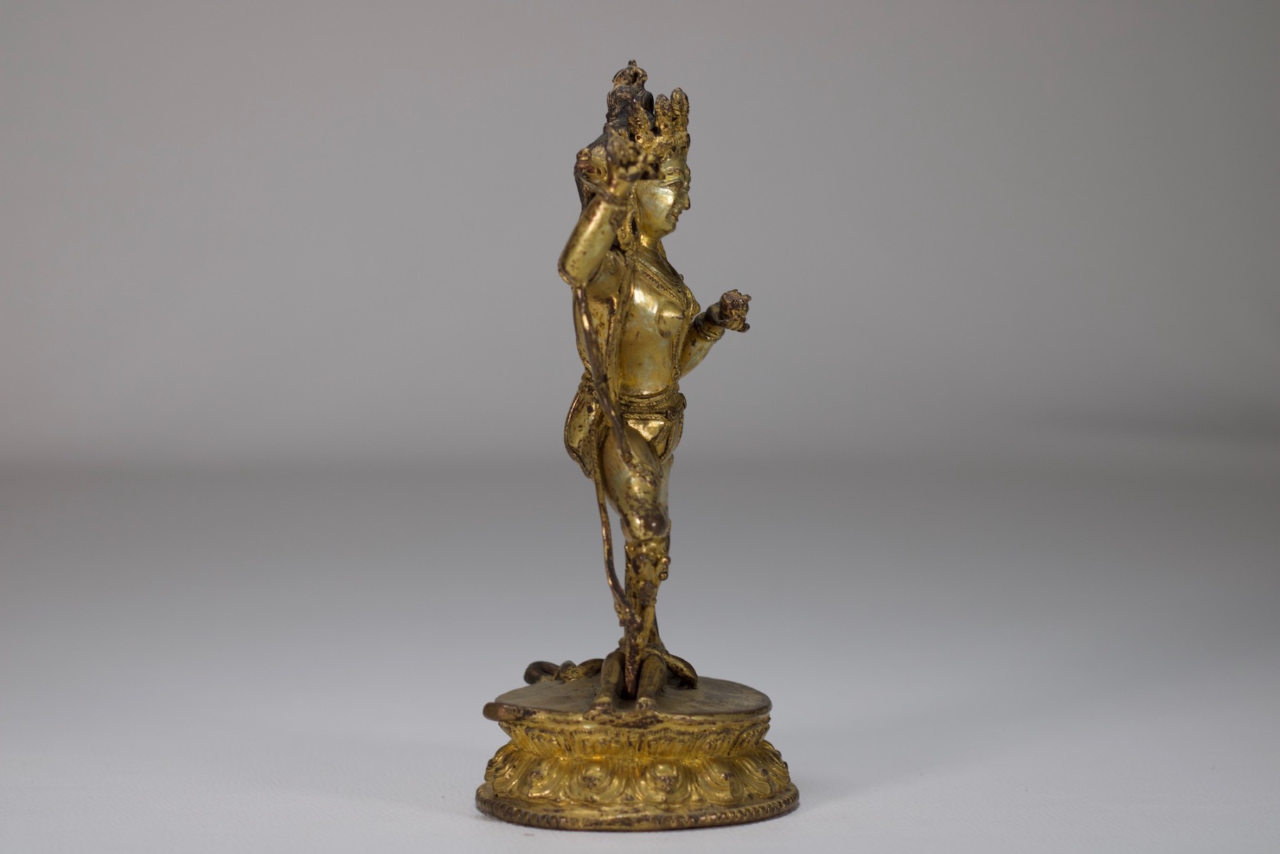 Vajravarahi en bronze doré du Tibet vue de profil