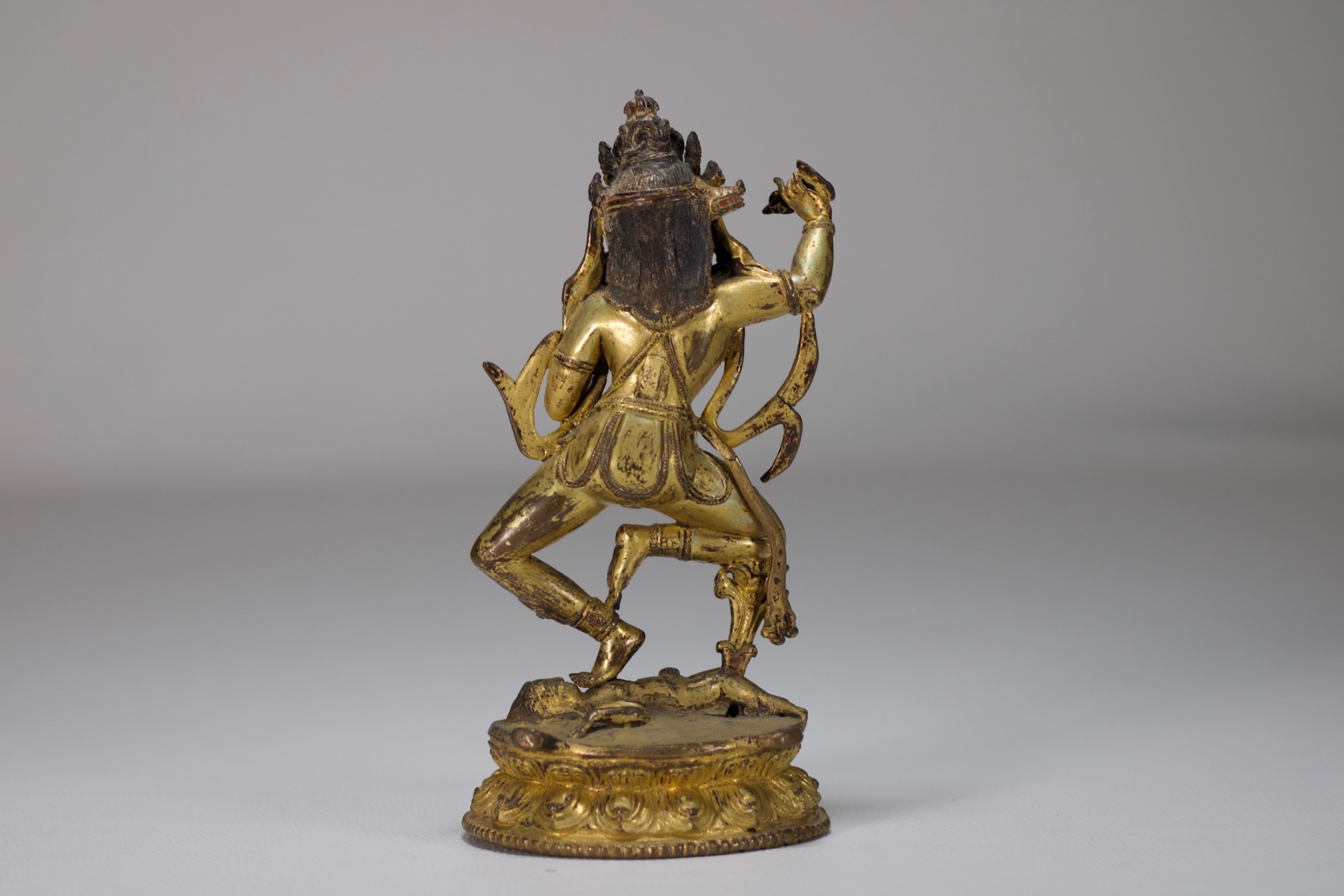 Vajravarahi en bronze doré du Tibet de dos