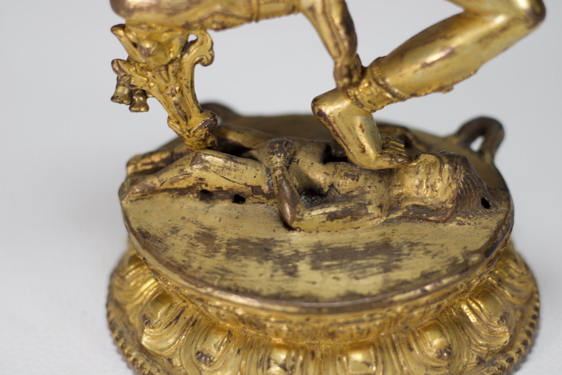 Vajravarahi en bronze doré du Tibet foulant
