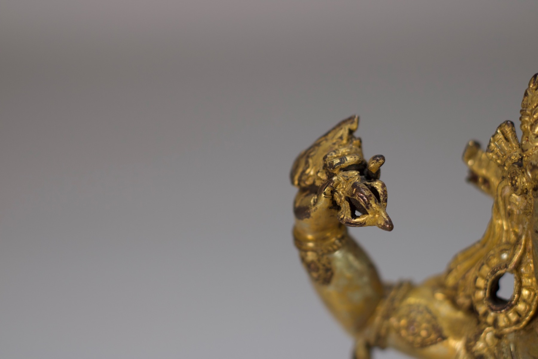 Vajravarahi en bronze doré du Tibet détail de l'attribut dans la main.