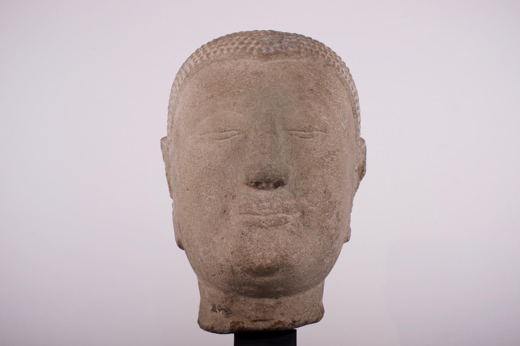 Authentique tête de Bouddha en pierre grès d'époque Ayutthaya provenance Claude de Marteau en gros plan