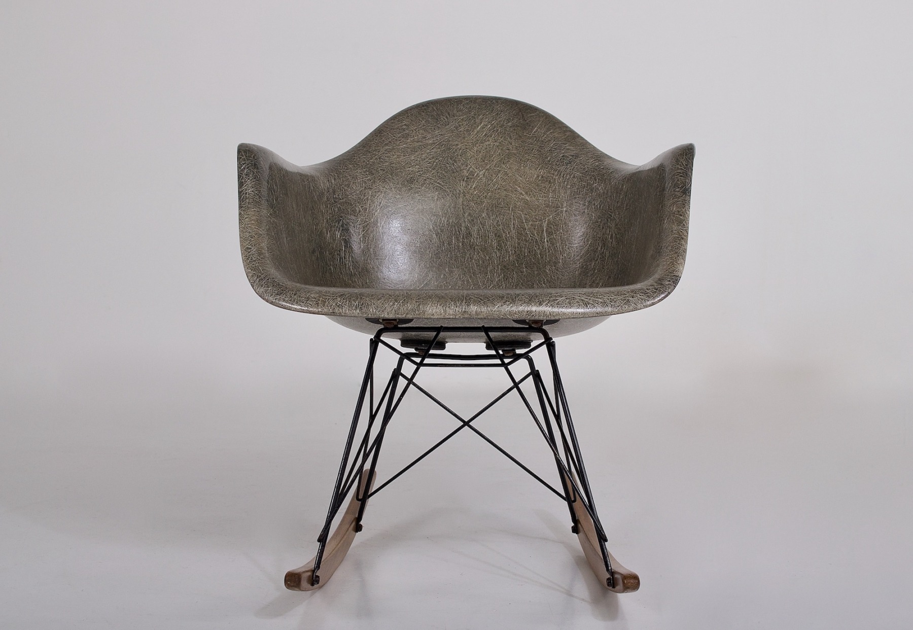 Fauteuil basculant gris vu de face