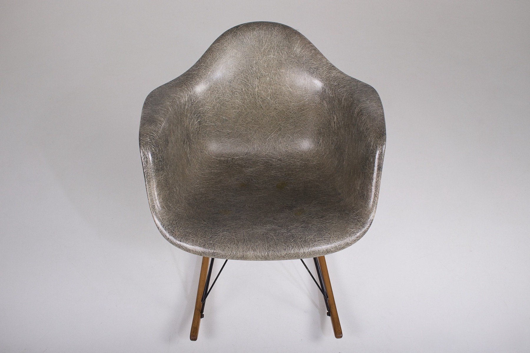 L'assise de la chaise RAR Eames vue de dessus