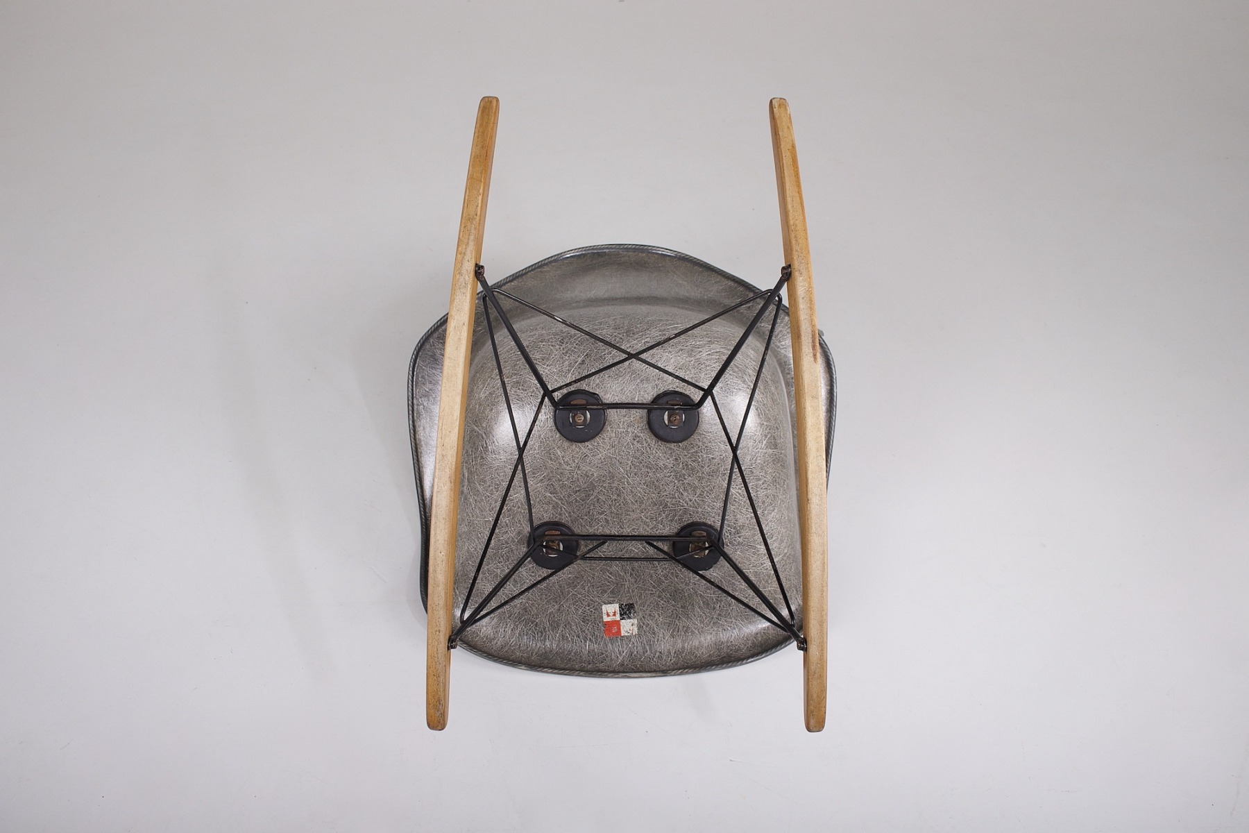 Le dessous de la chaise RAR Eames pour Herman Miller