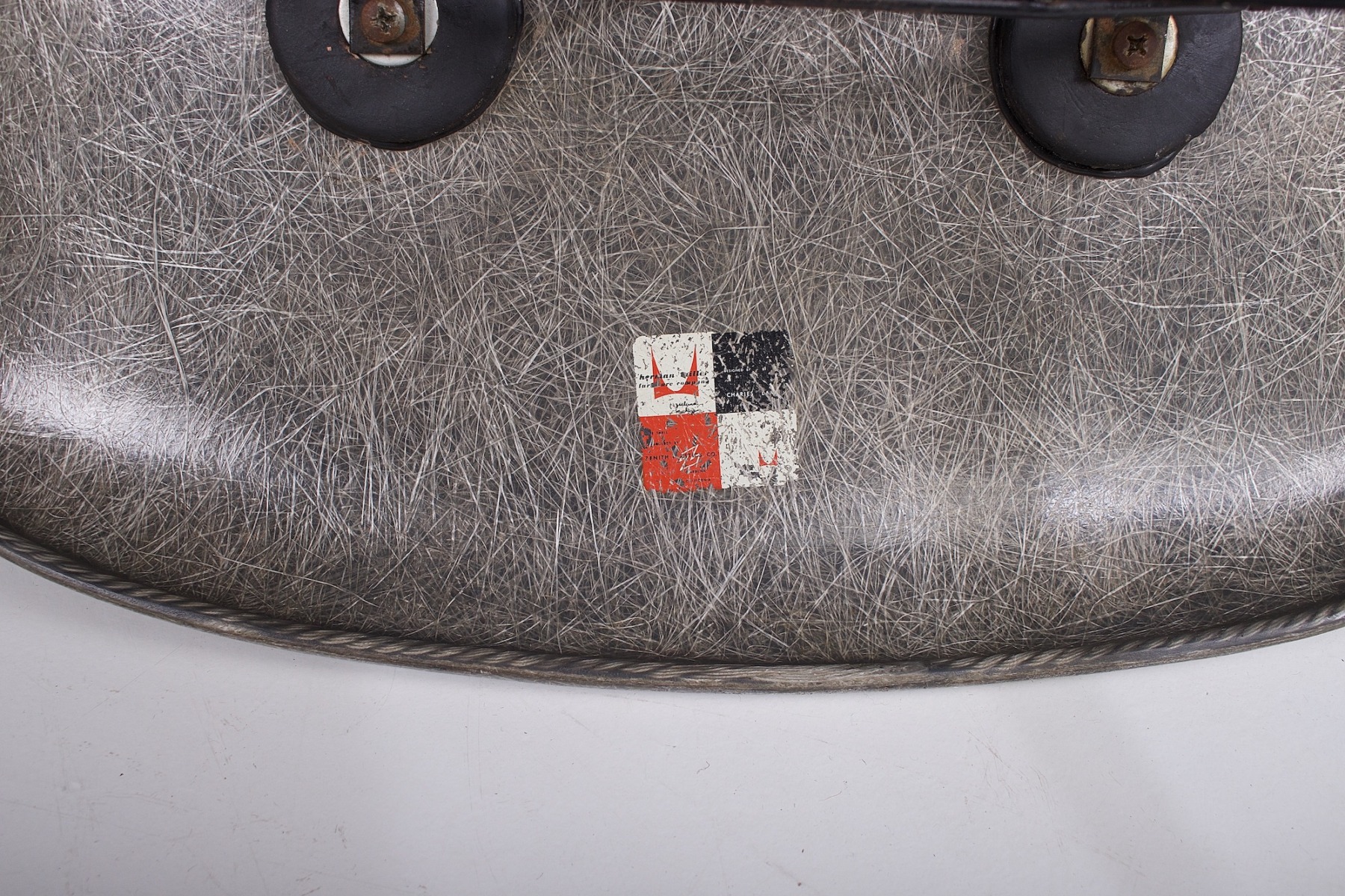 L'étiquette de l'éditeur Herman Miller et Zenith Plastics, sous la chaise Charles et Ray Eames
