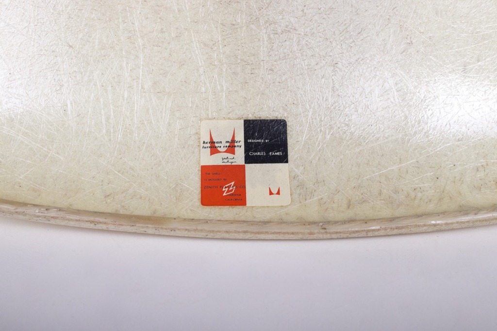 Étiquette Herman Miller et Zenith Plastics sous chaise Eames fibre de verre