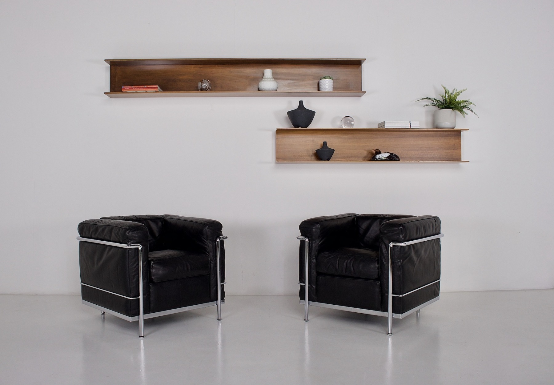 Deux étagères Walter Wirz pour Wilhelm Renz en noyer et une paire de fauteuils LC2 par Cassina