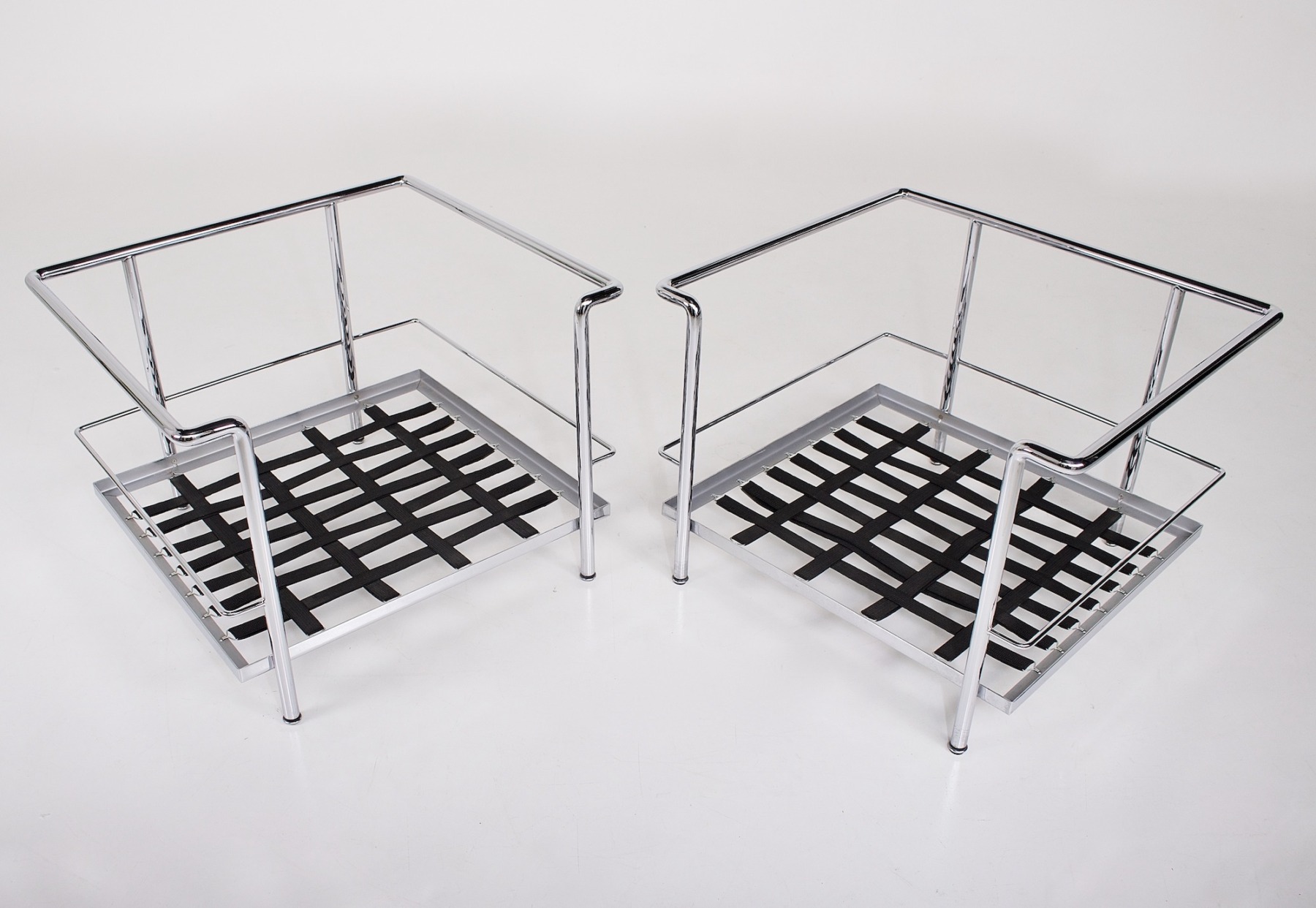 Les structures des fauteuils chromés et cuir noir LC2 Le Corbusier et Perriand édition Cassina 1970