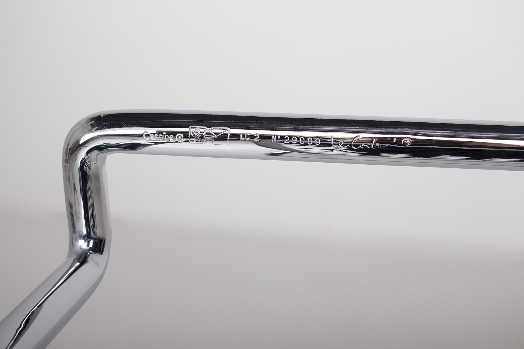 L'étiquette de l'éditeur Cassina et du designer Le Corbusier