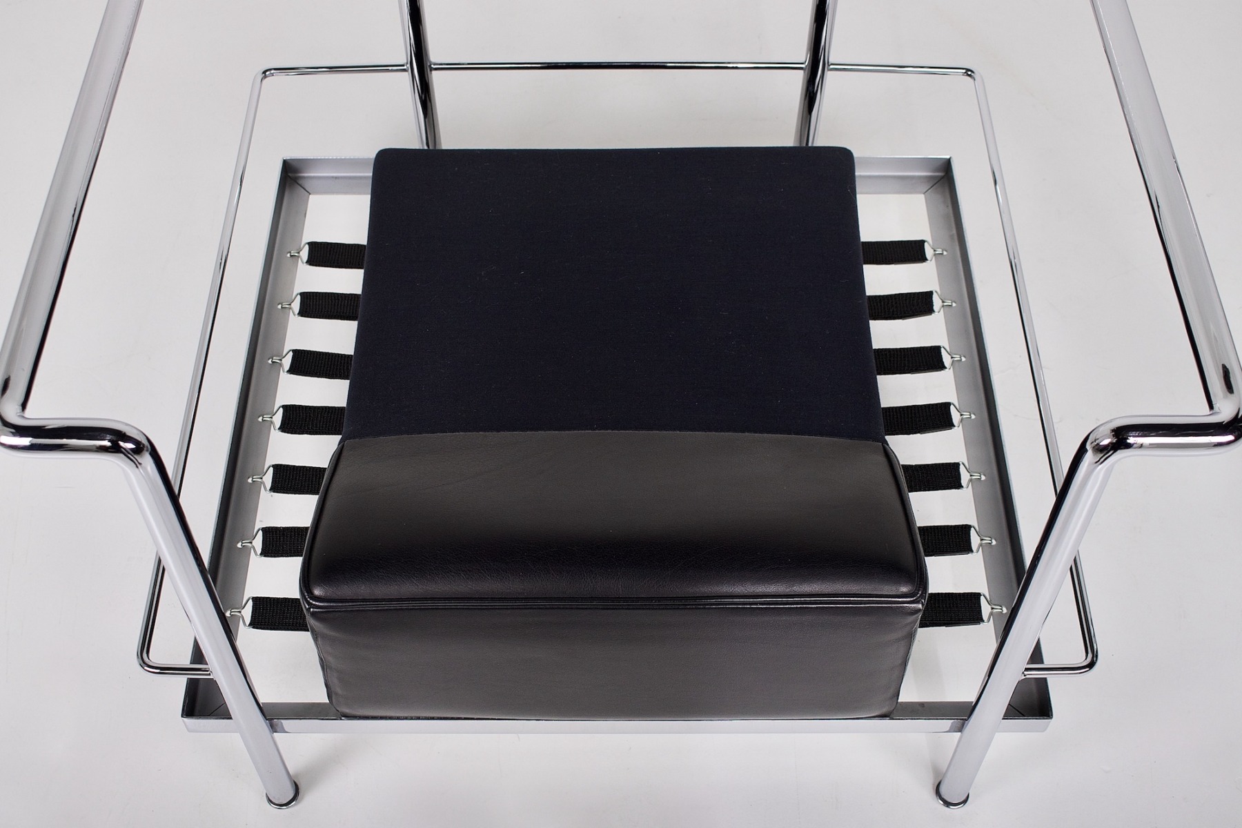 Le très bel état du coussin d'assise d'un des fauteuils