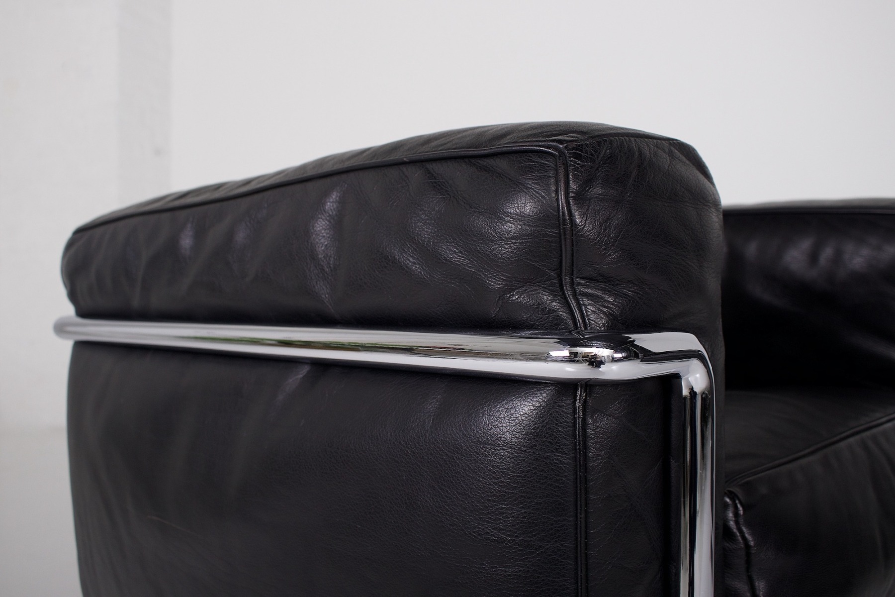 Détail d'un accoudoir d'un des fauteuils LC2 Le Corbusier Perriand édition Cassina