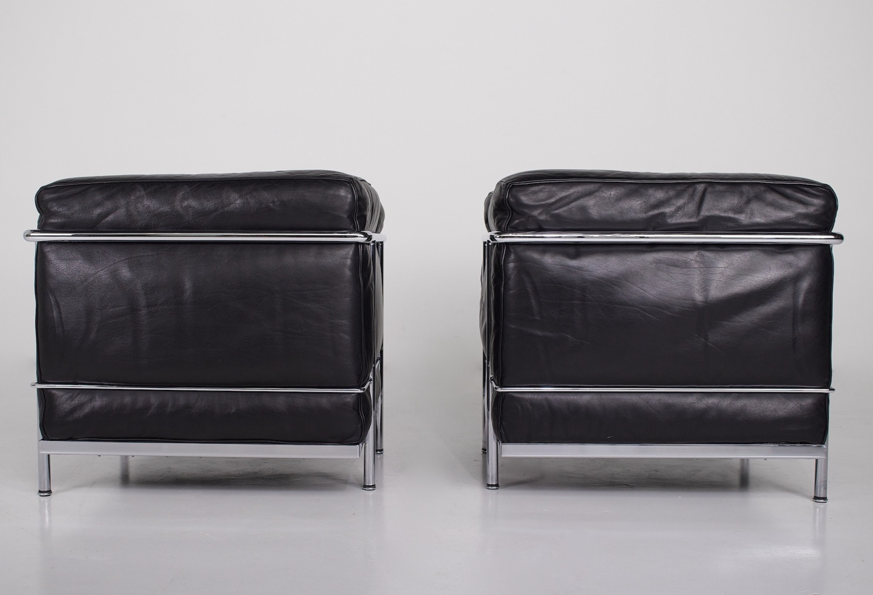 Paire de fauteuils chromés et cuir noir LC2 Le Corbusier et Perriand édition Cassina vers 1970, autre profil