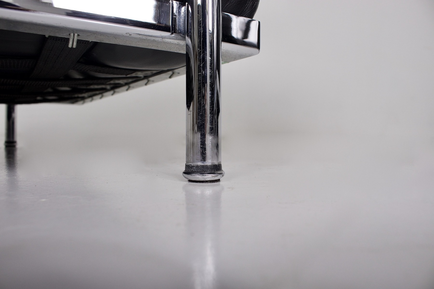 Un des pieds d'un des fauteuil LC2 Le Corbusier, Perriand