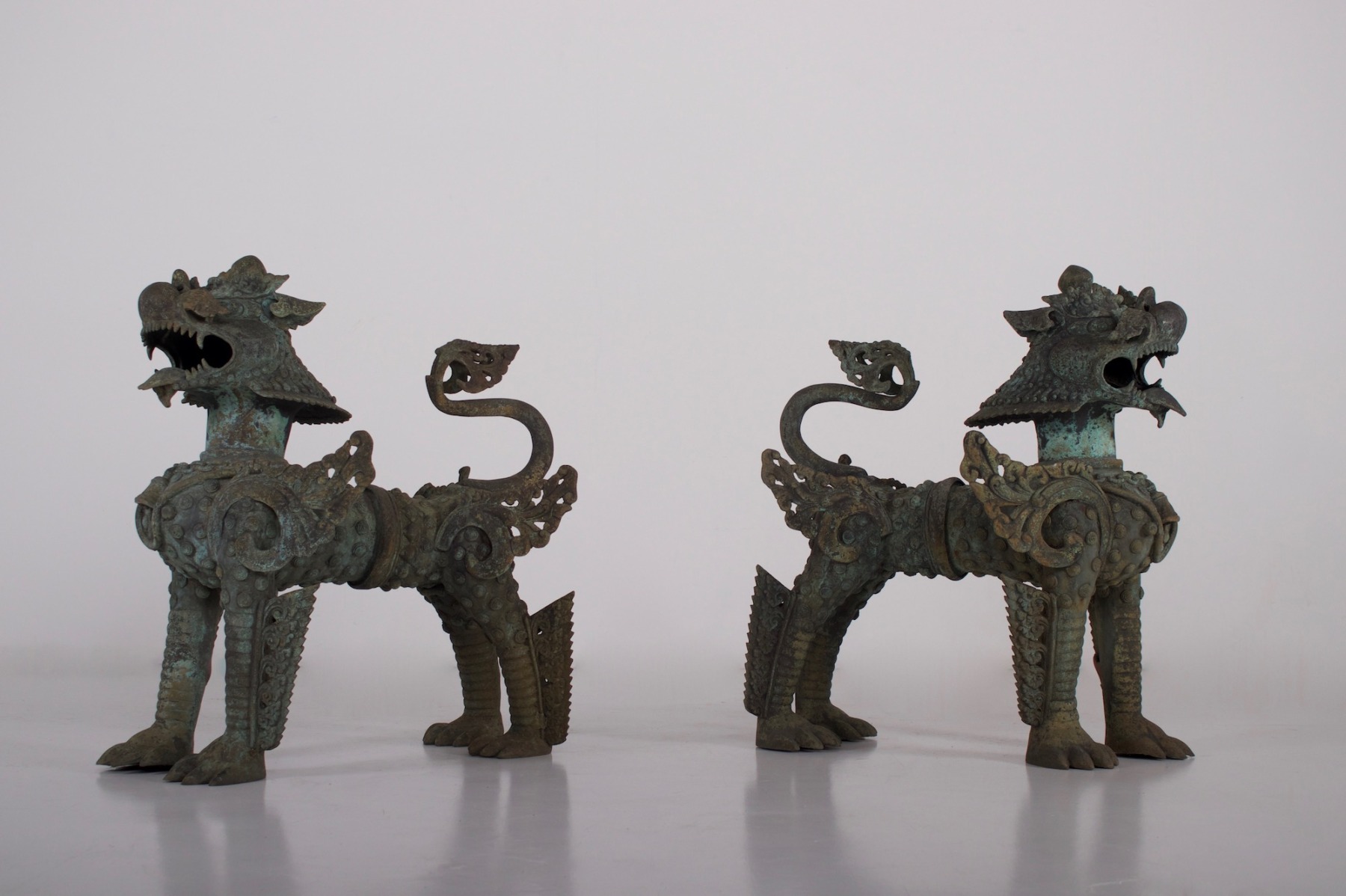 Paire de lions gardiens en bronze du Népal dos à dos