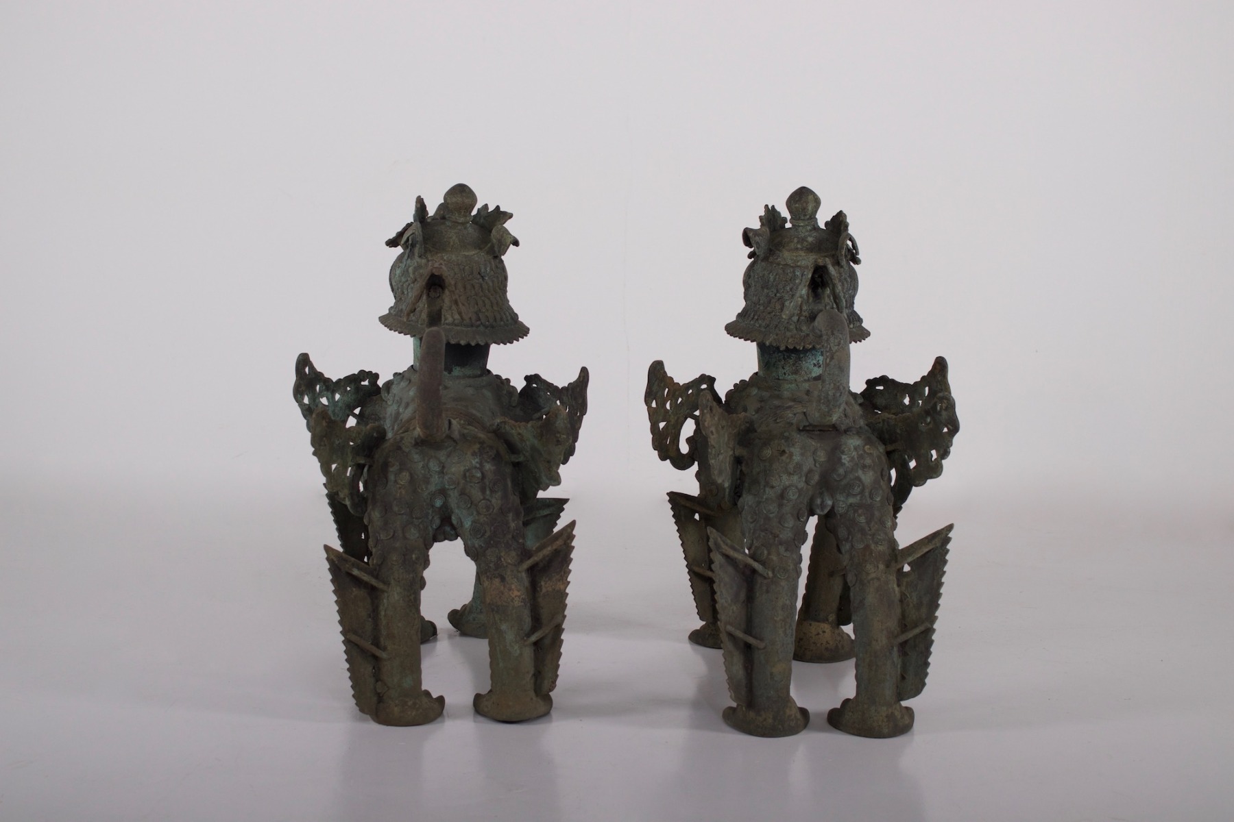 Paire de lions gardiens en bronze du Népal de la succession Claude de Marteau vus de dos