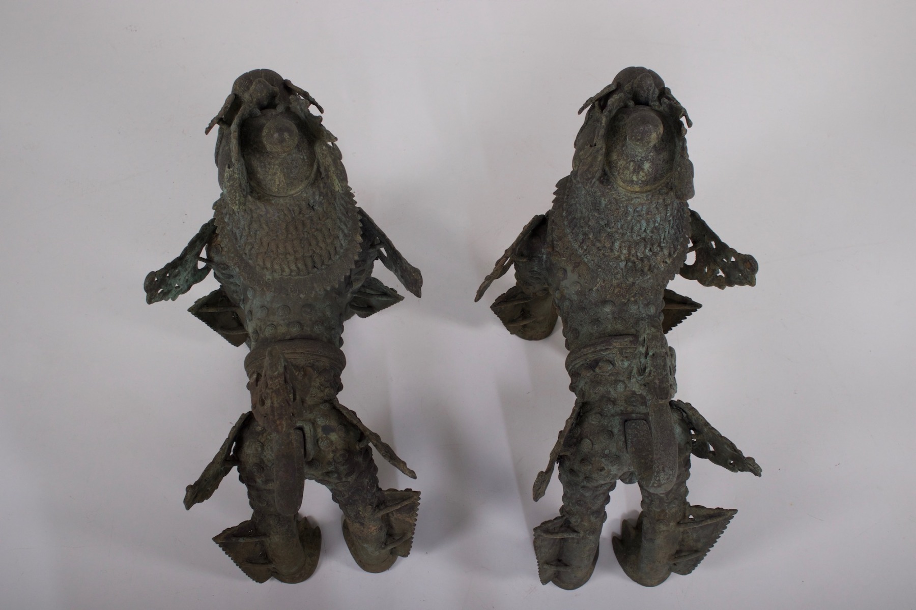 Paire de lions gardiens en bronze du Népal de la succession Claude de Marteau vus de dessus