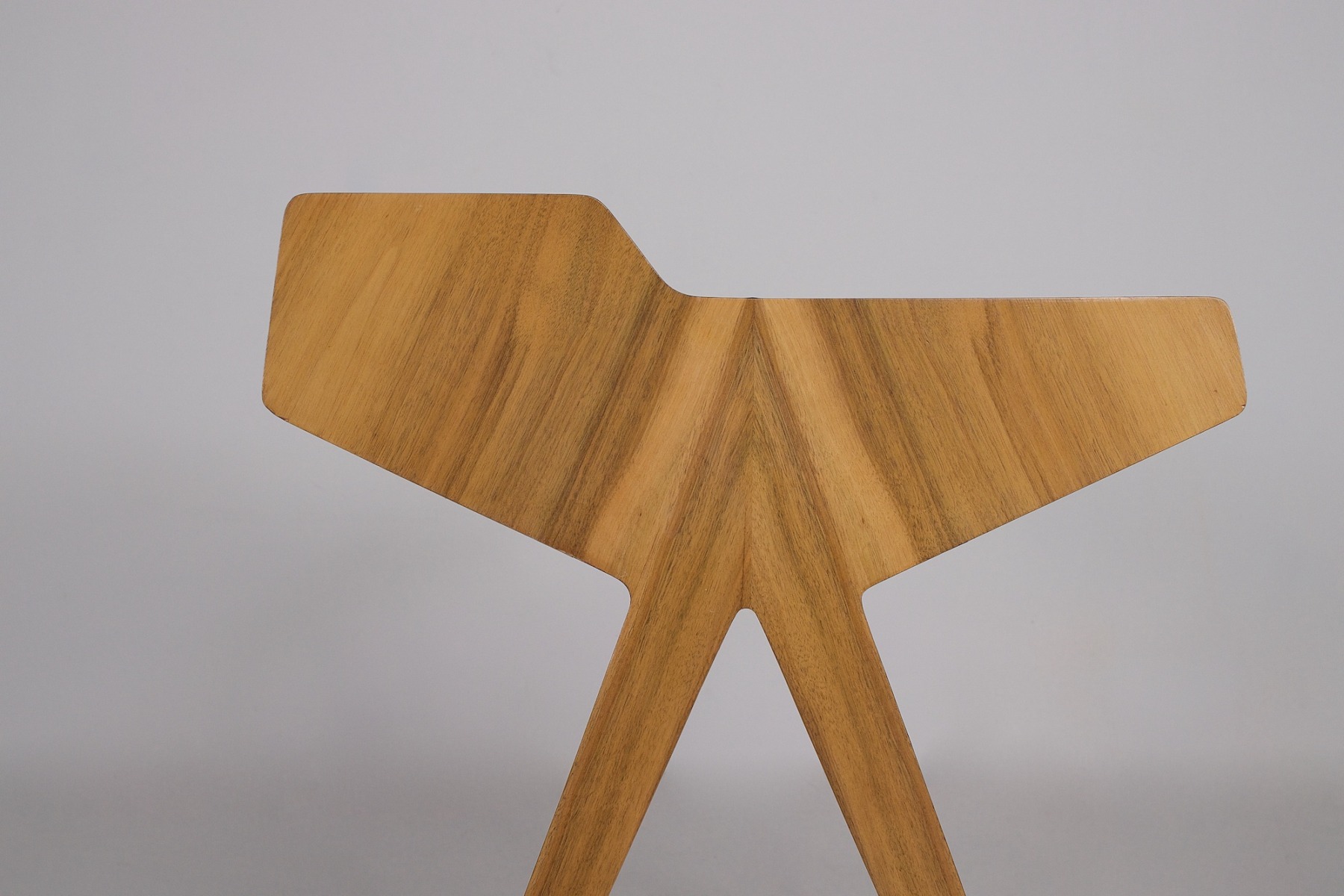 Gros plan sur le dessin du bois du profil du bureau